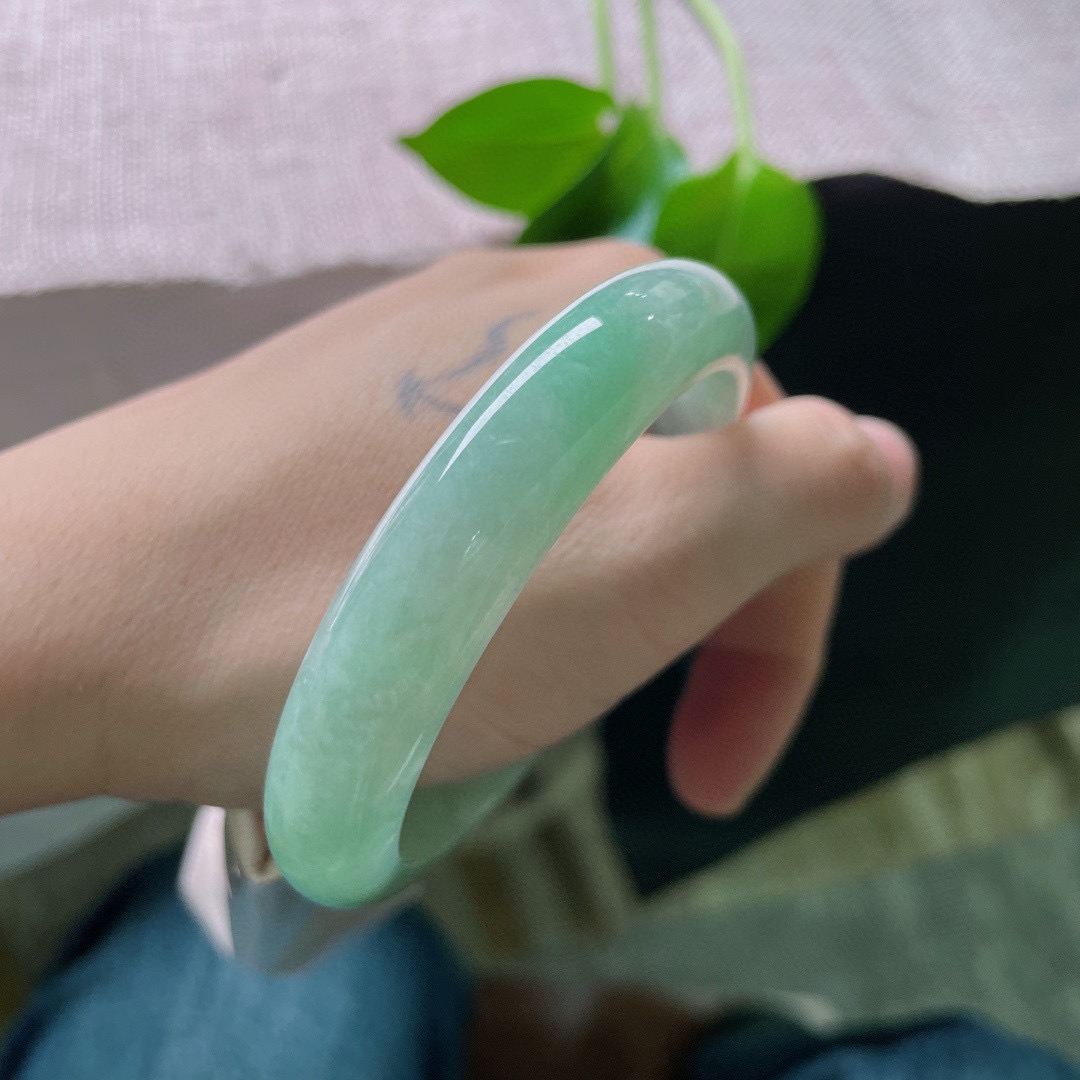 57/11.9/7.6，绿底正圈，水润，上手减龄，显气质，完美。