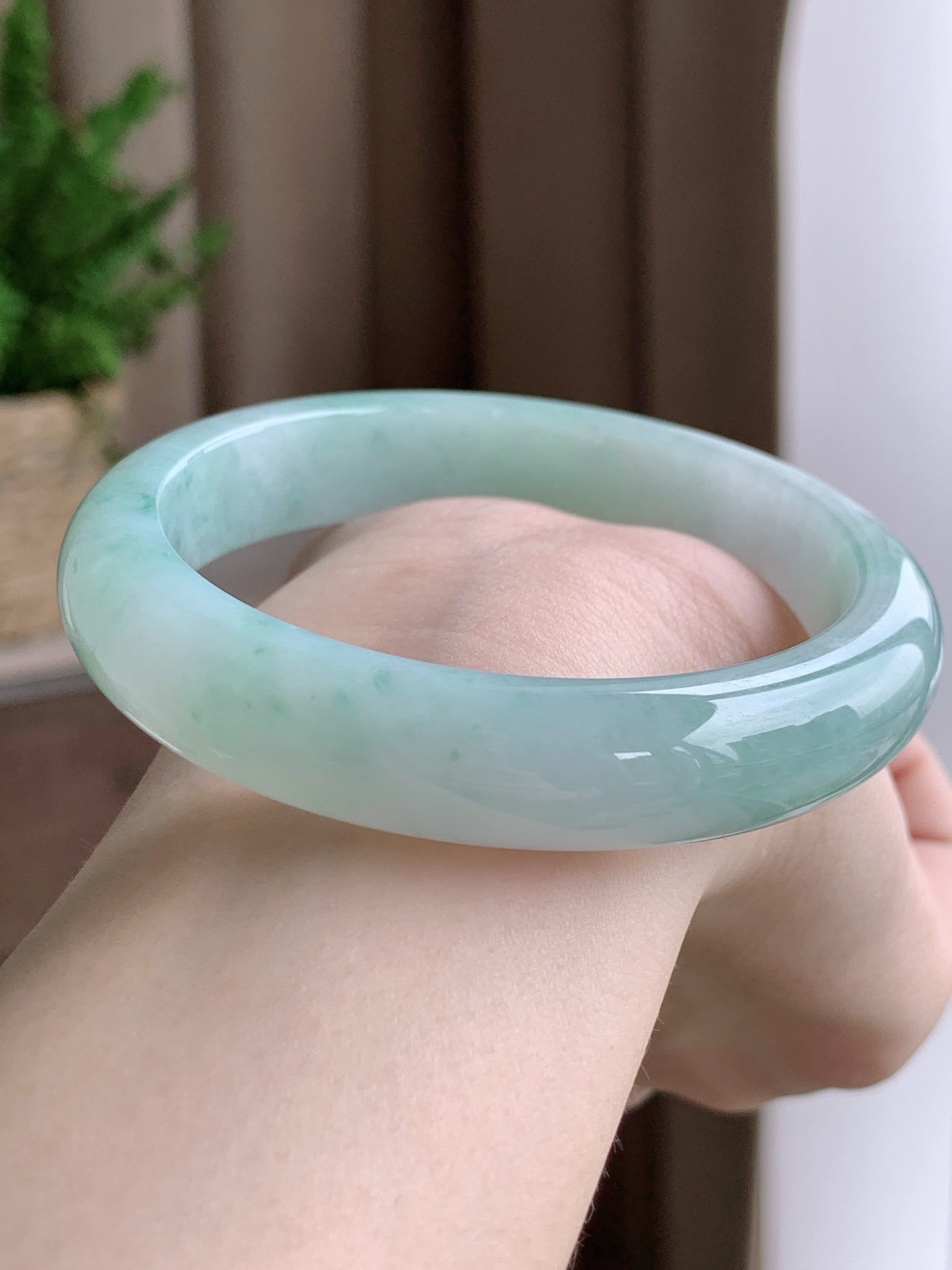 【手镯】正圈 圈口 55 56
【尺寸】55.7-11.9-7.6
【说明】冰飘花 烟雨晴水 种老细腻 缅甸A货翡翠 完美