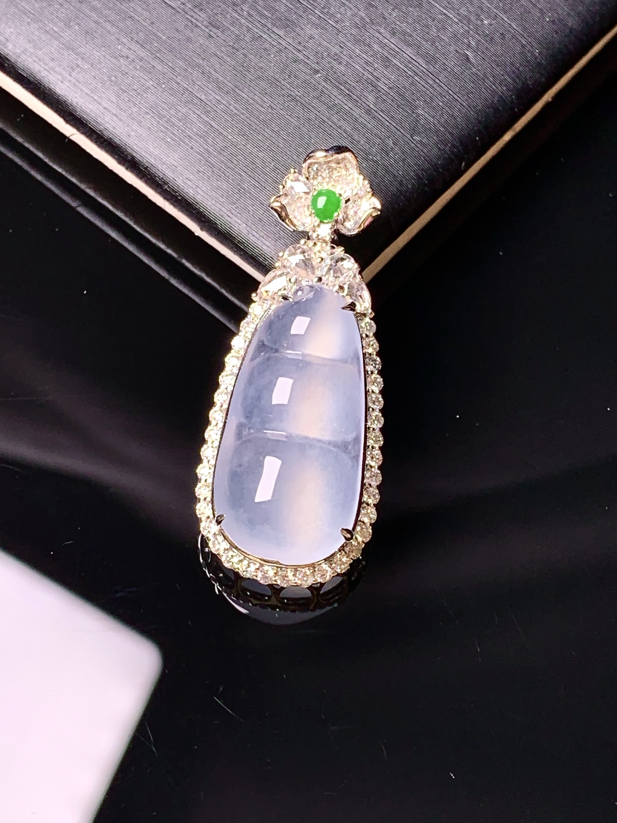 18k金钻镶嵌冰种四季豆吊坠 玉质细腻 色泽艳丽清新 水润亮眼 整体尺寸31.2*12.7*8f3