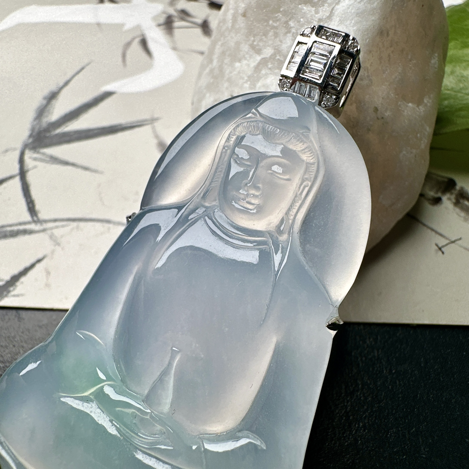 【冰种飘花素衣观音】质地细腻，通透度上佳，冰感十足，适合佩戴，收藏品质，18k金钻镶嵌，裸石尺寸54.5*37.6*4.8毫米
