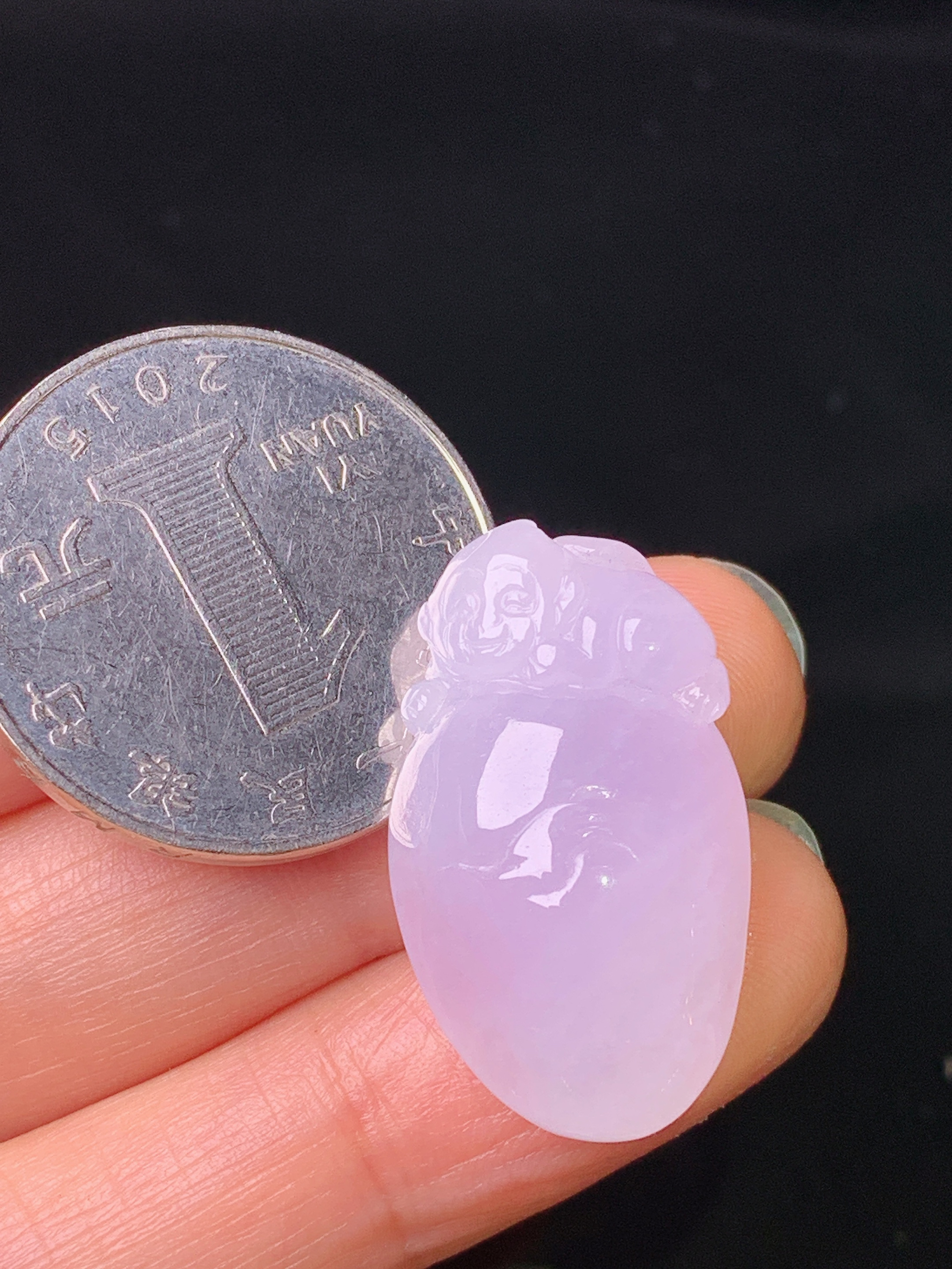 淡紫罗兰灵猴献寿吊坠 玉质细腻 色泽艳丽清新 水润亮眼 整体尺寸26.8*15.6*7.5j3