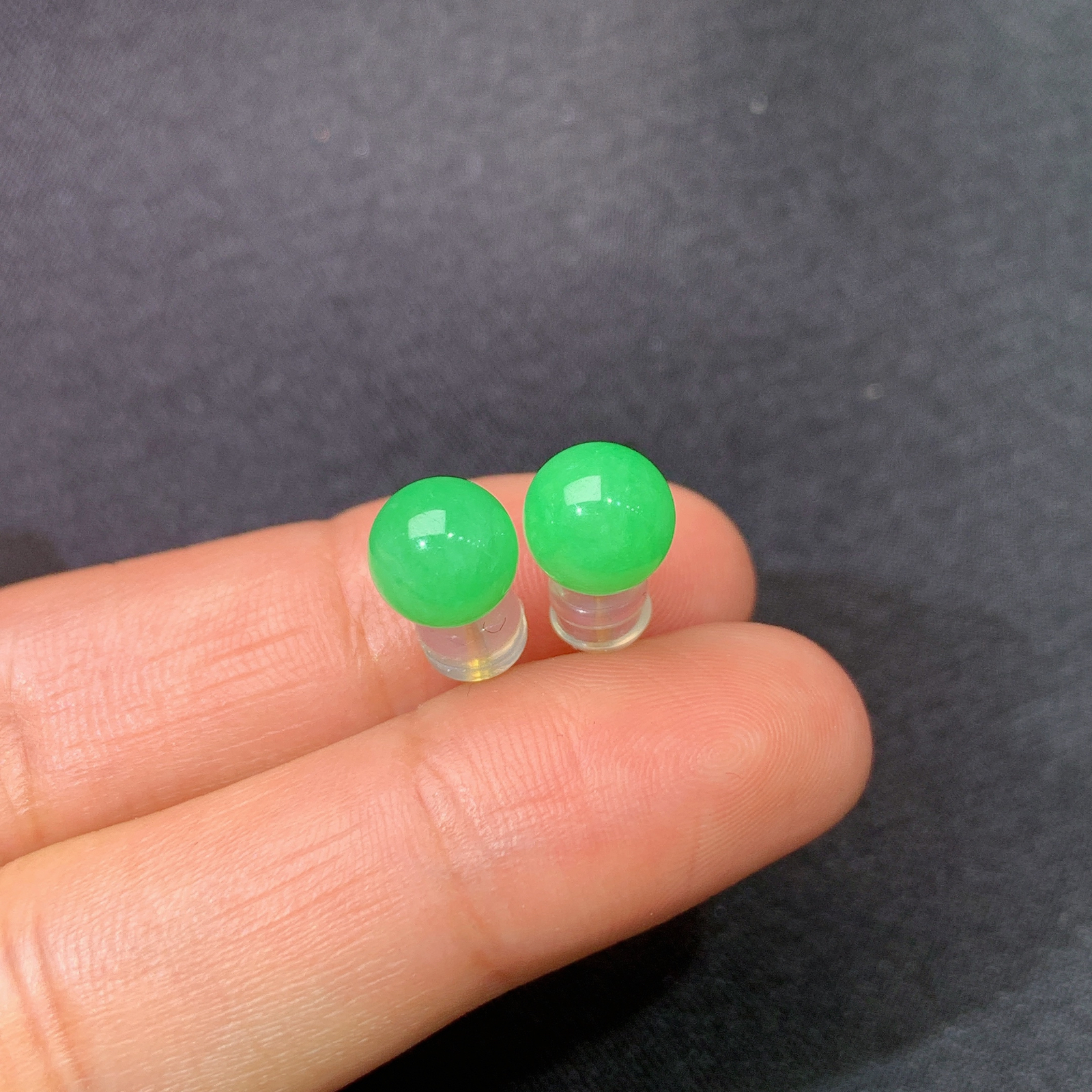翠绿圆珠耳钉，18k金镶嵌，简约时尚，冰润色阳，种水足，Xyg 直径7.1