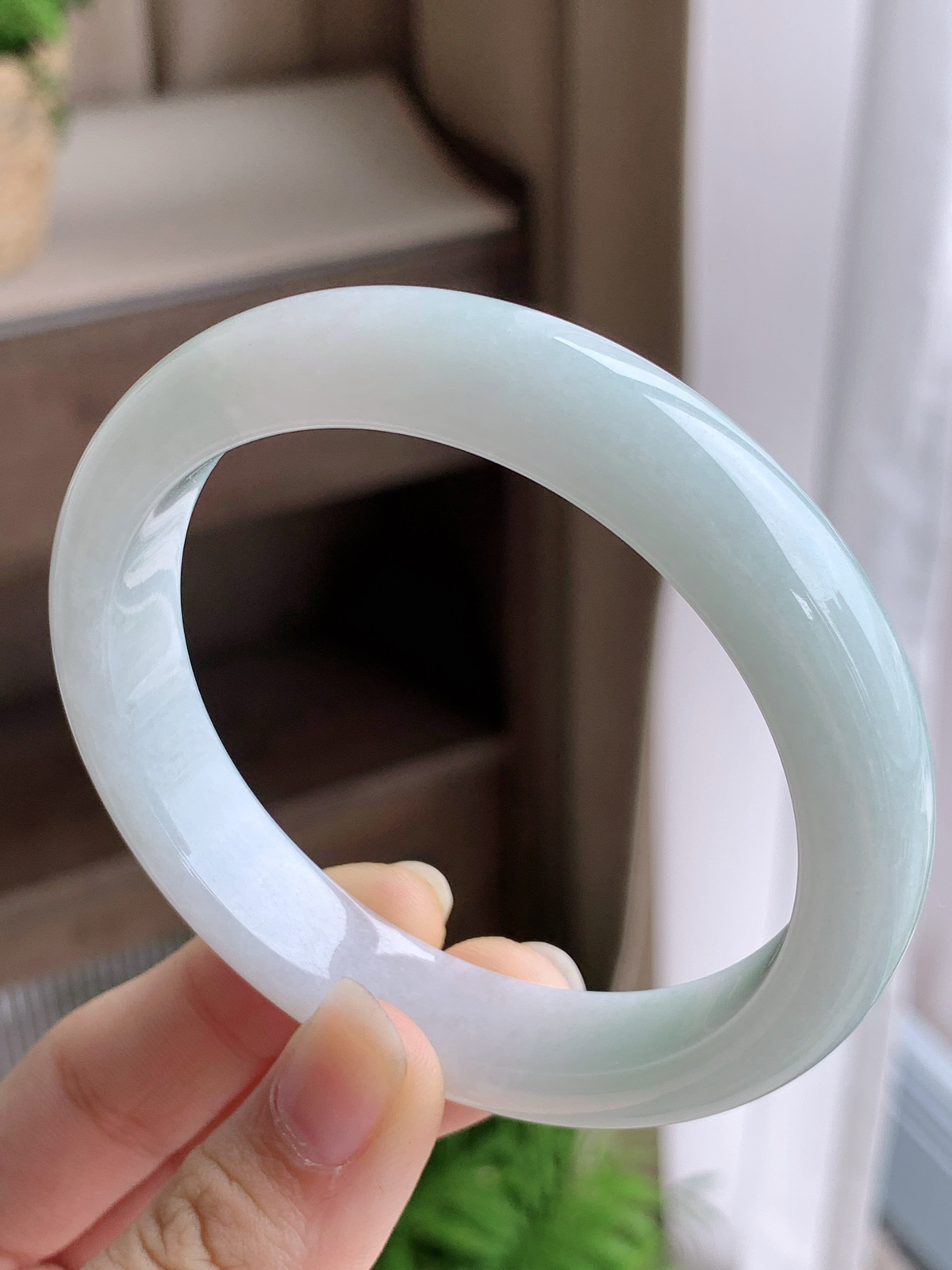 【手镯】正圈 圈口 60 61
【尺寸】60.6-12.4-8
【说明】白冰 糯冰奶白 种老细腻 