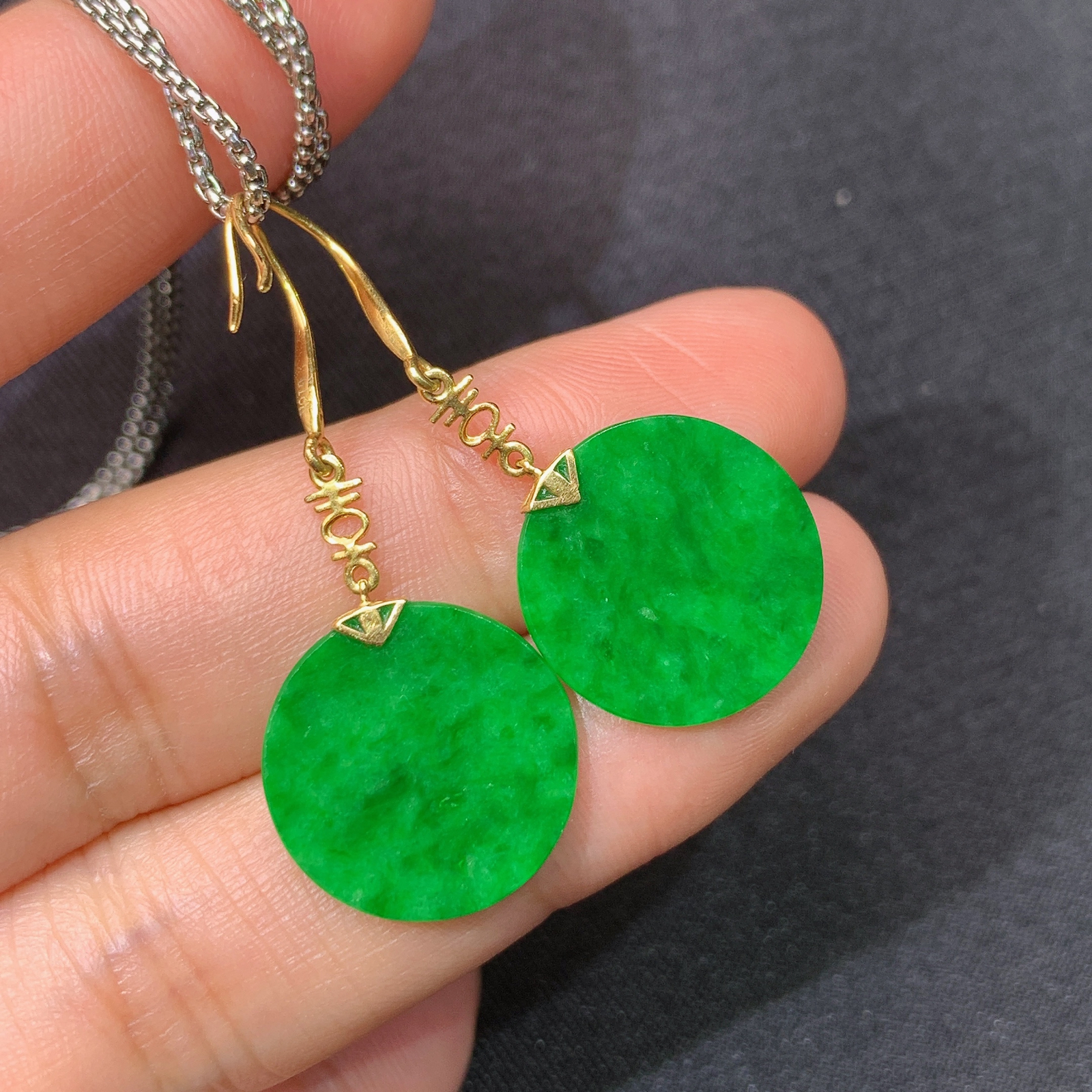 阳绿圆牌耳坠，18k金镶嵌，简约时尚，冰润色阳，种水足，Xyg 尺寸14.9*1