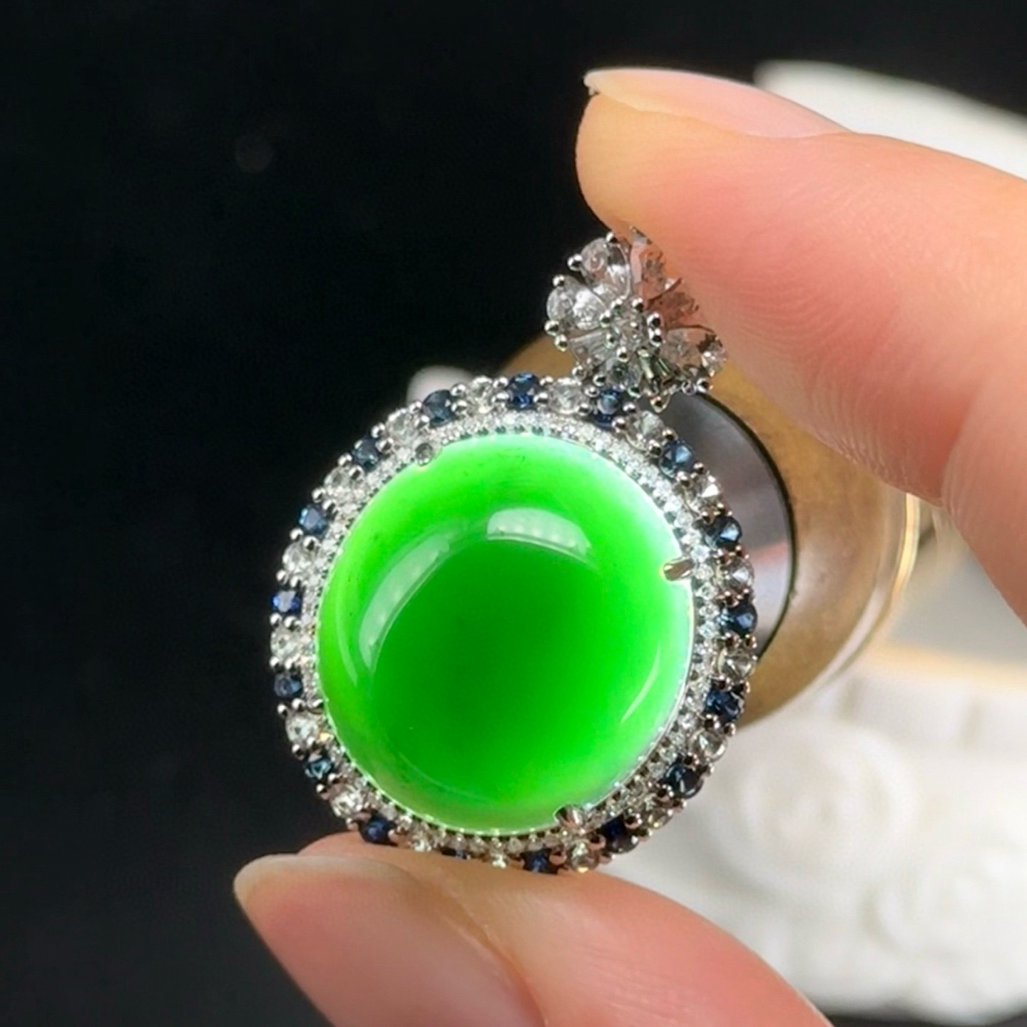 精品18k墨翠蛋面吊坠 种好色正 黑度极好 打灯通透去油性十足 尺寸30.2