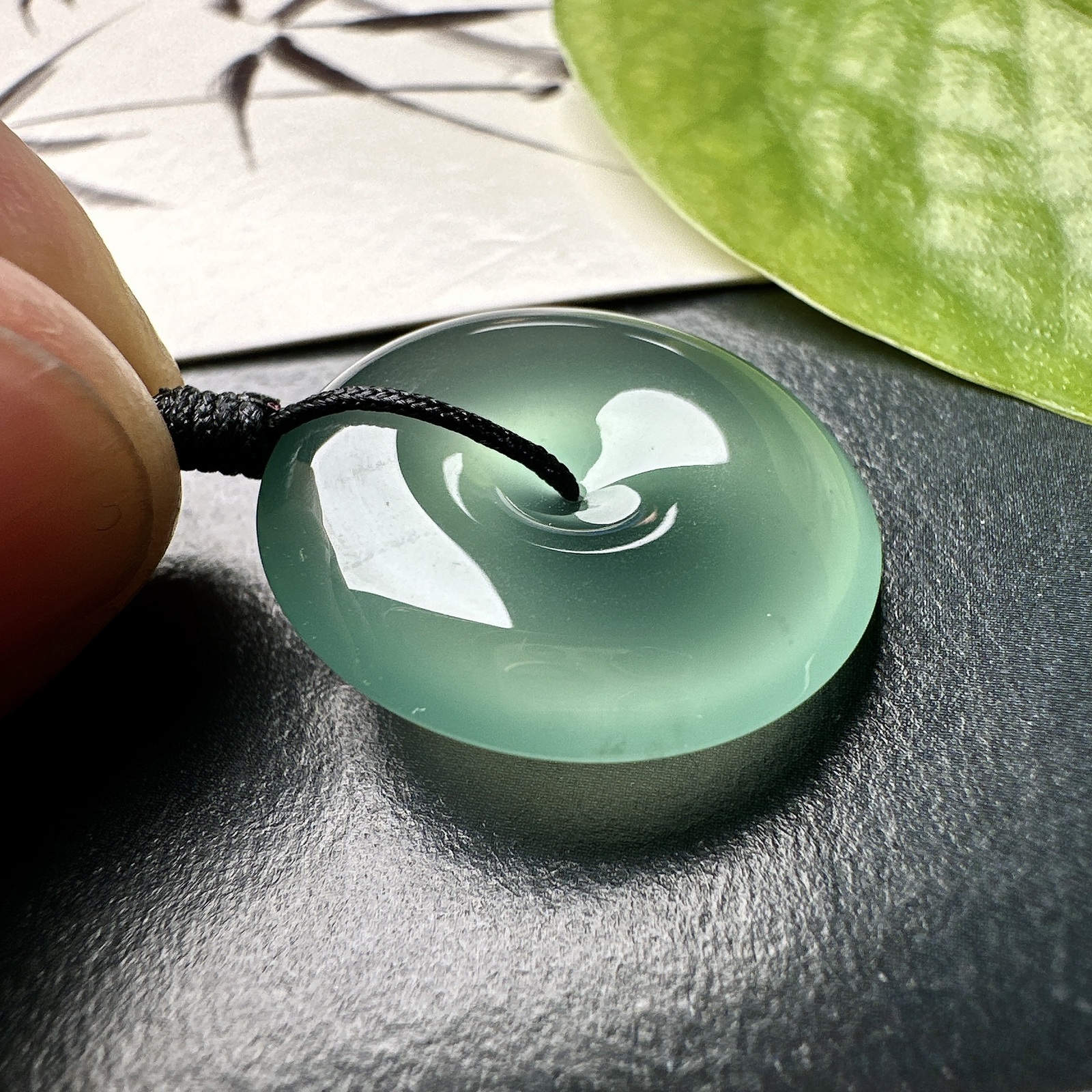 【冰种晴绿平安扣】质地细腻，品质很好，冰感十足，胶感明显，收藏品质