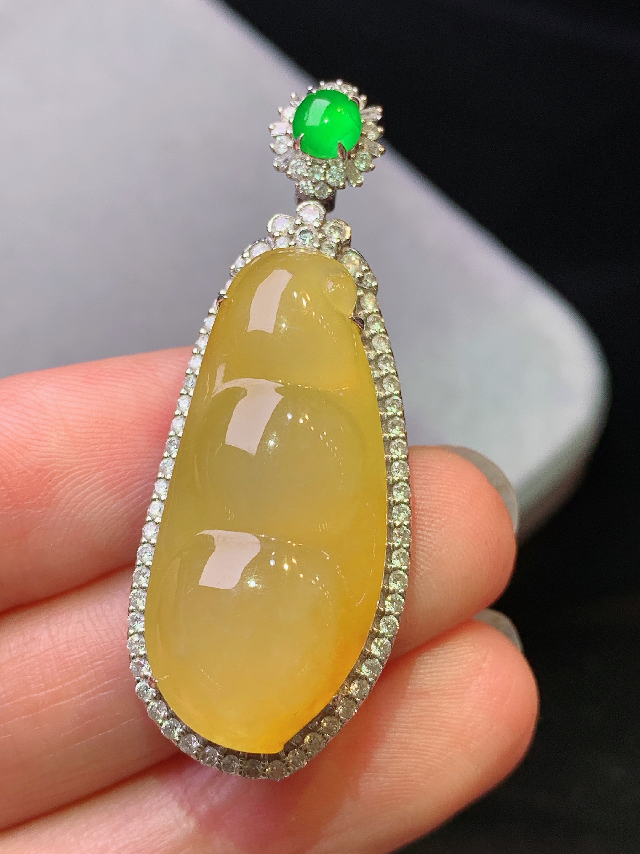 18k金钻镶嵌黄翡四季豆吊坠 玉质细腻 色泽艳丽清新 水润亮眼 整体尺寸44.2*17*10.5b1