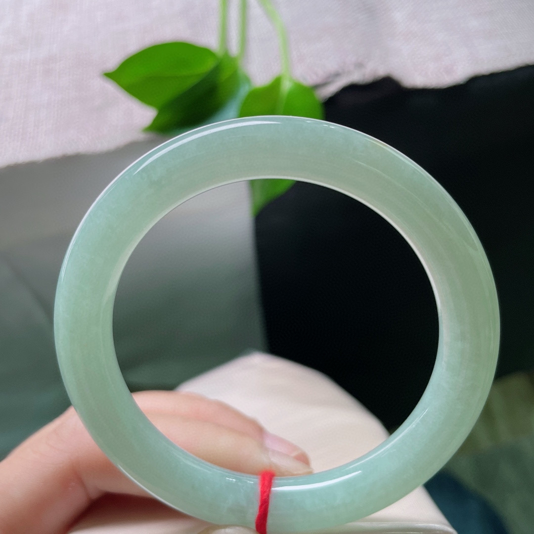 55/9.8。晴绿圆条手镯，无暇