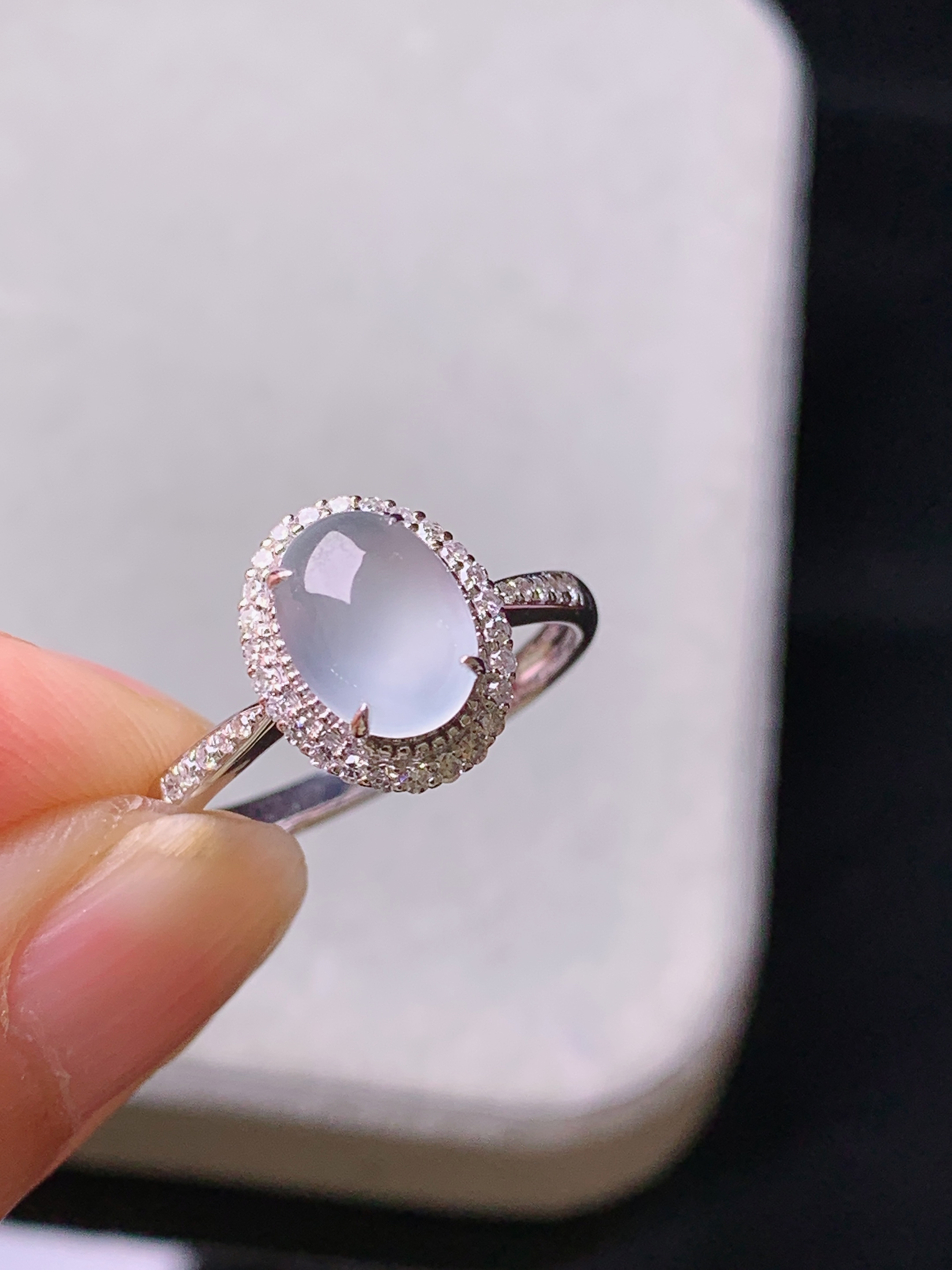 18k金钻镶嵌冰种蛋面戒指 玉质细腻 色泽艳丽清新 水润亮眼 圈口14 整体尺寸11.2*9.2*7