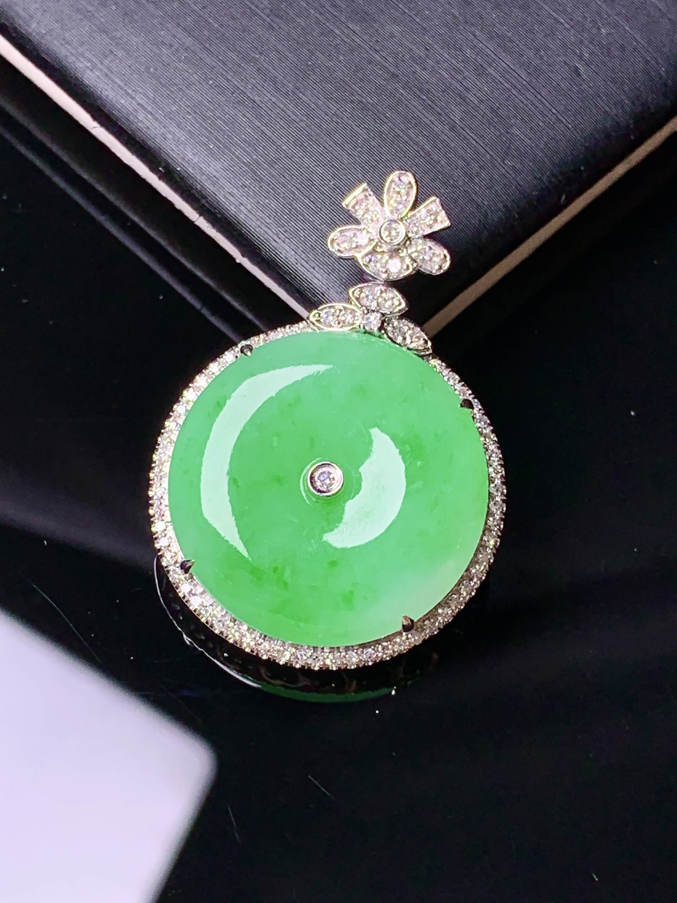 18k金钻镶嵌翠绿平安扣吊坠 玉质细腻 色泽艳丽清新 水润亮眼 整体尺寸29.6*20.6*5.6f3