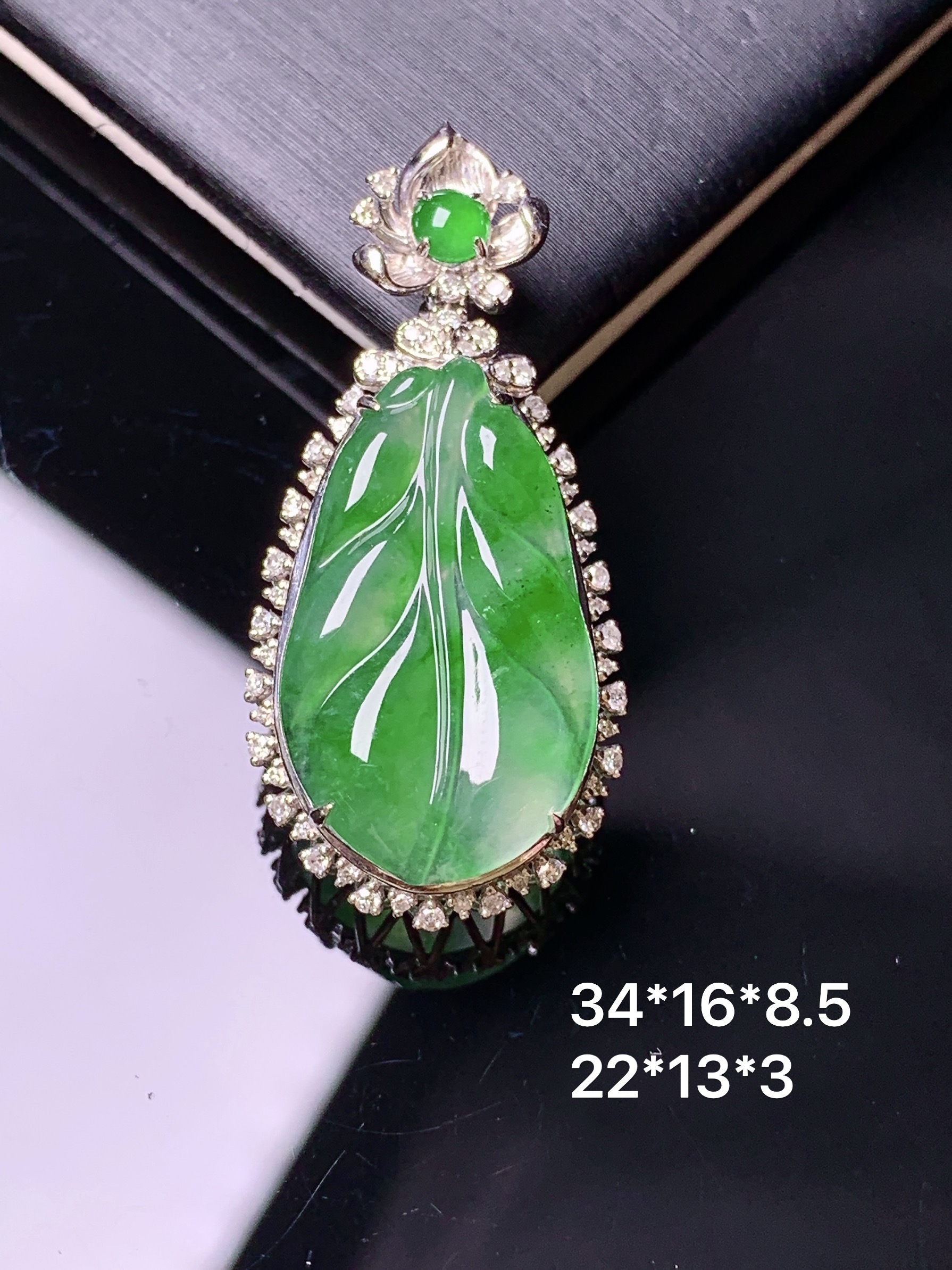 18k金钻镶嵌翠绿树叶吊坠 玉质细腻 色泽艳丽清新 水润亮眼 整体尺寸34*16*8.5y4