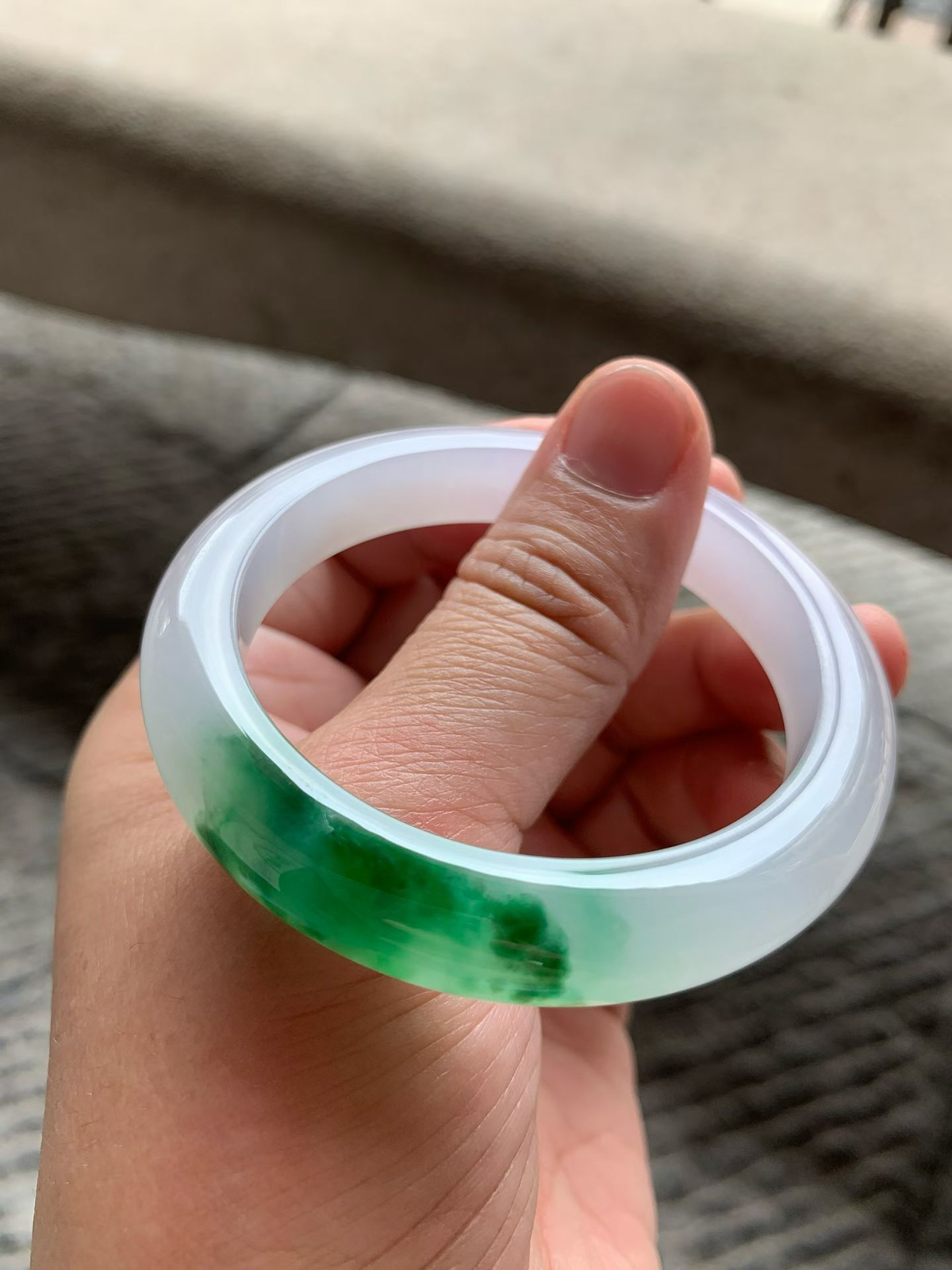 飘绿花正圈手镯尺寸52.5*10.5*8.5 种质细腻，底子白皙，胶胶润润，绿花浓郁鲜活，上手贵气抢眼！