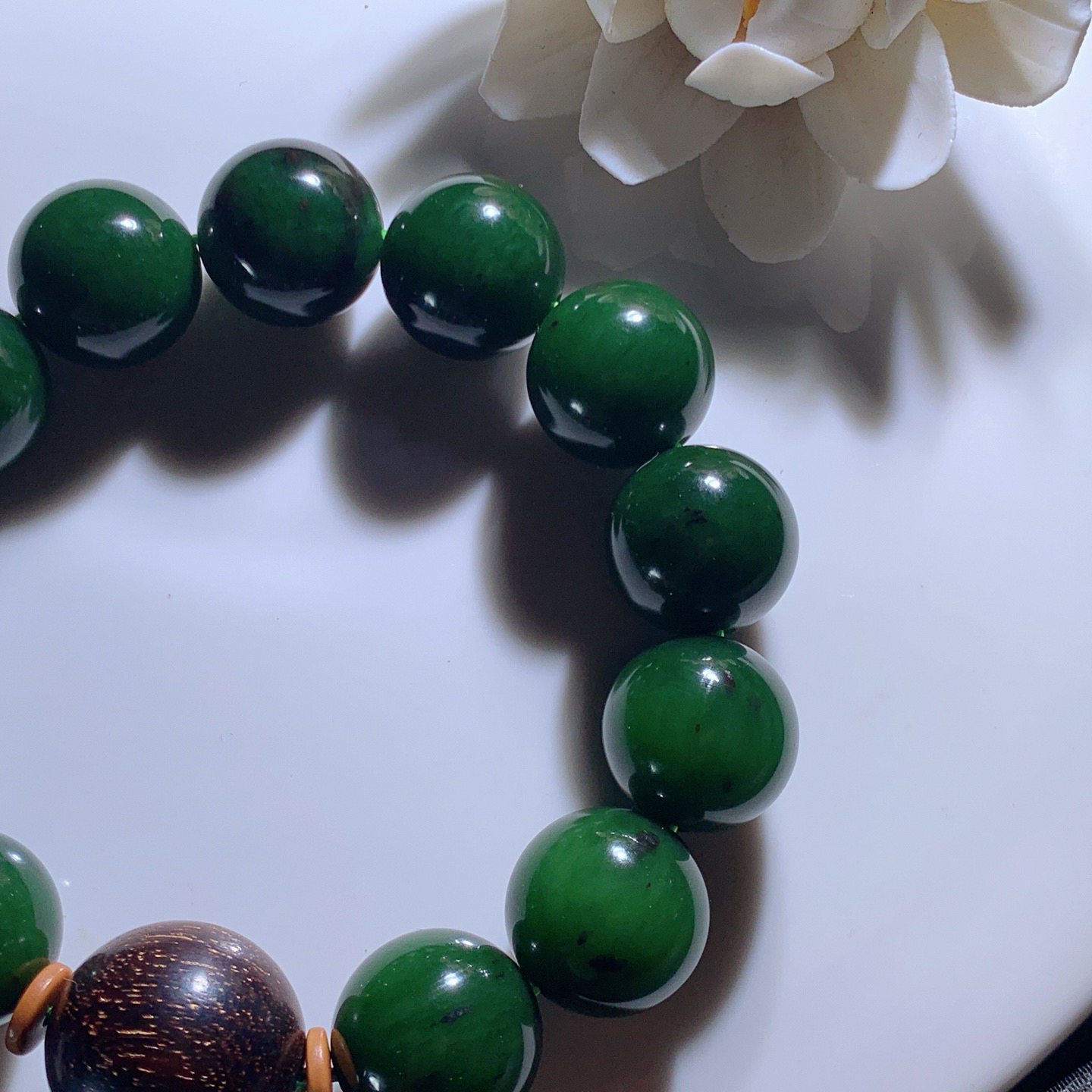 和田玉七号矿红皮料菠菜绿俄罗斯碧玉圆珠手串。单颗尺寸17重100.5克 玉质细腻油润 底色纯净 脂粉