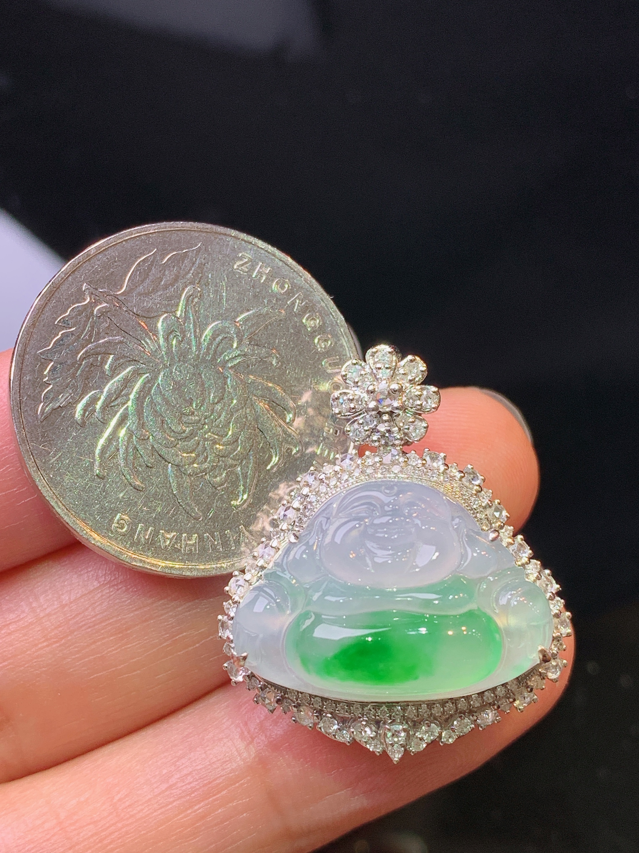 18k金钻镶嵌飘绿佛公吊坠 玉质细腻 色泽艳丽清新 水润亮眼 整体尺寸27.6*23.3*13y4