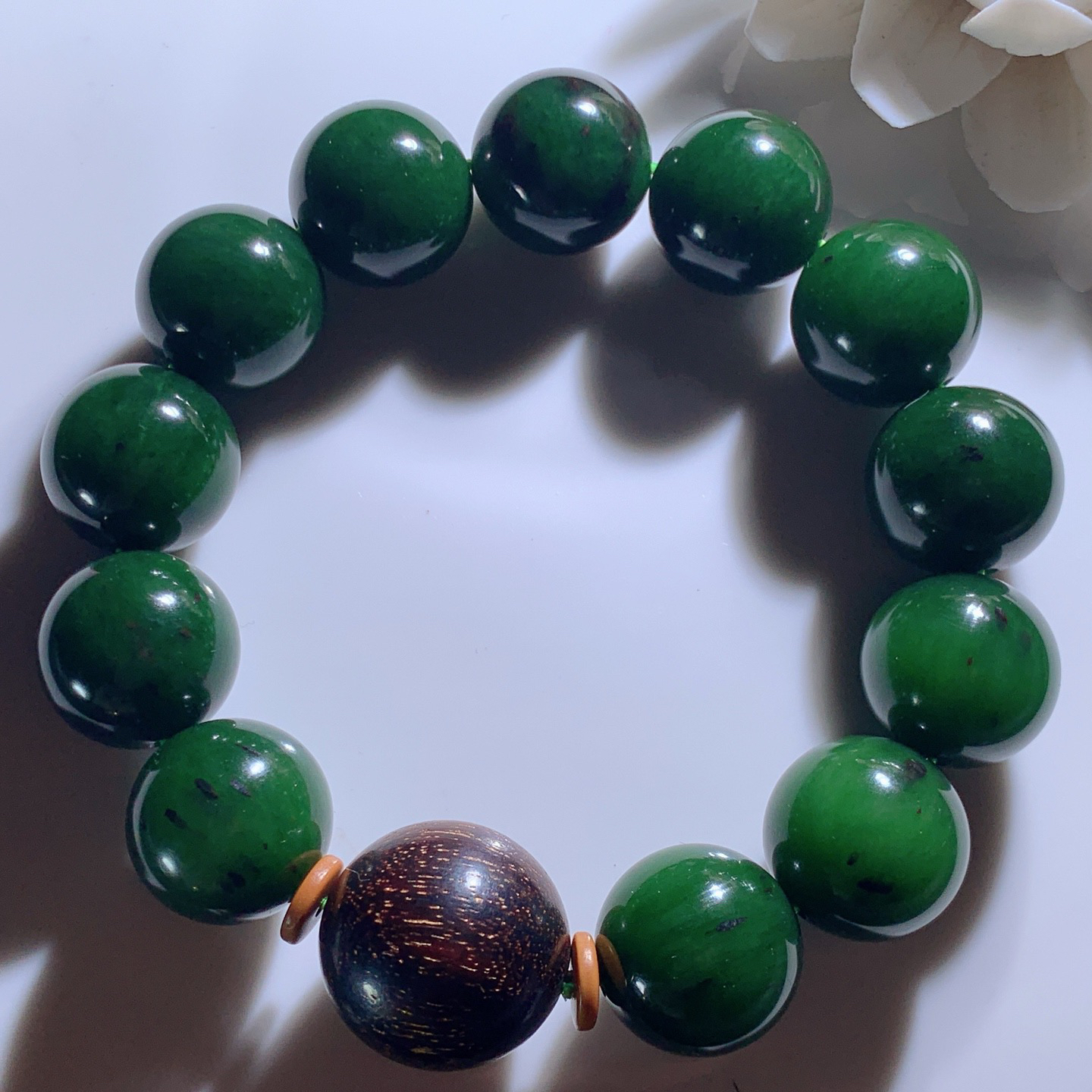 和田玉七号矿红皮料菠菜绿俄罗斯碧玉圆珠手串。单颗尺寸17重100.5克 玉质细腻油润 底色纯净 脂粉好，品质好。lt260323