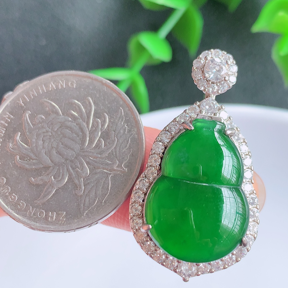 冰润满绿925银镶葫芦翡翠吊坠  寓意“福禄双全，加官进爵，财源滚滚” 莹润通透，抱满大气  清新脱俗    W481.21  整体尺寸：32.6-18.2-10mm    裸石尺寸：19-14.5mm