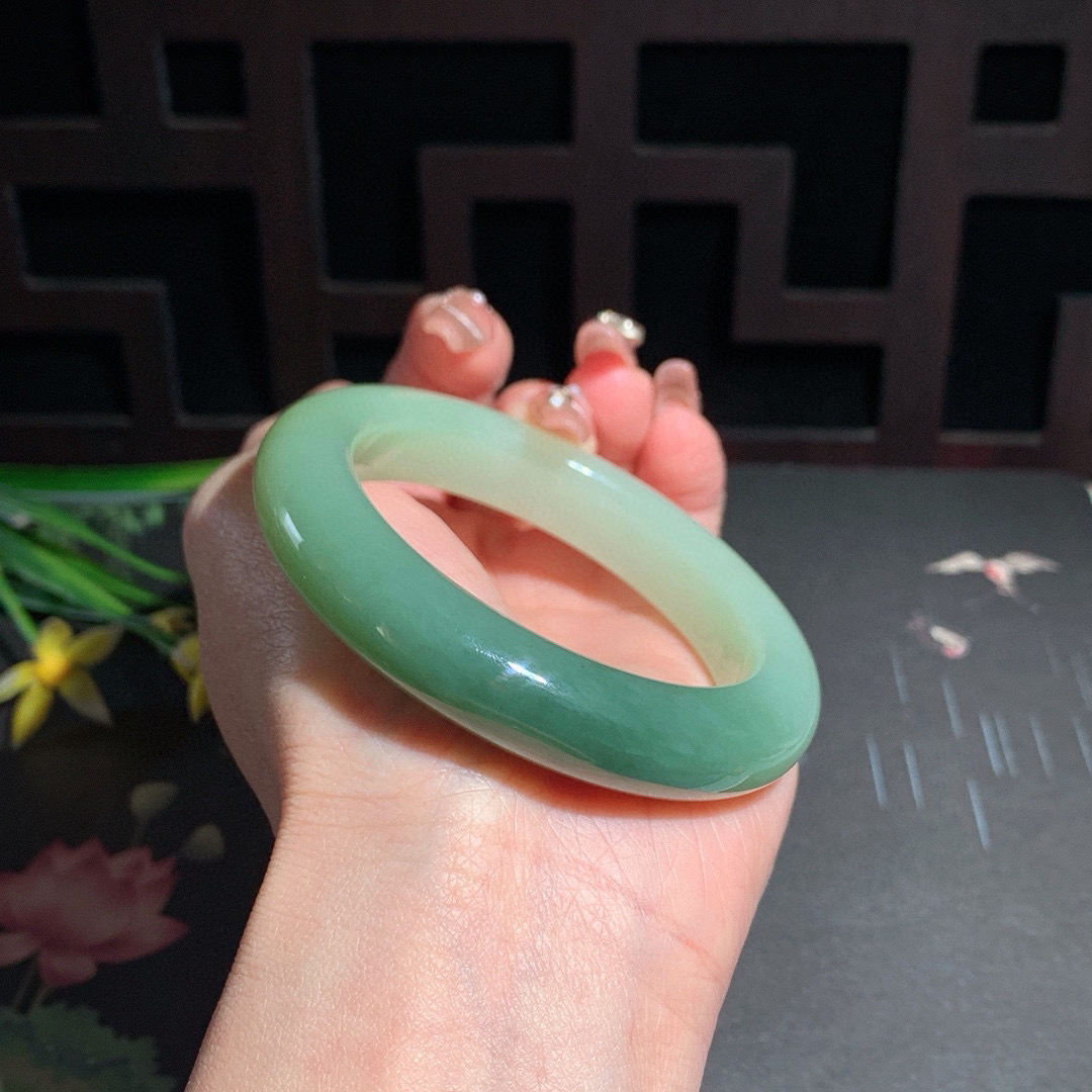 和田玉54圈口翠青手镯！玉质细腻油润 底色纯净 脂粉好，品质高。