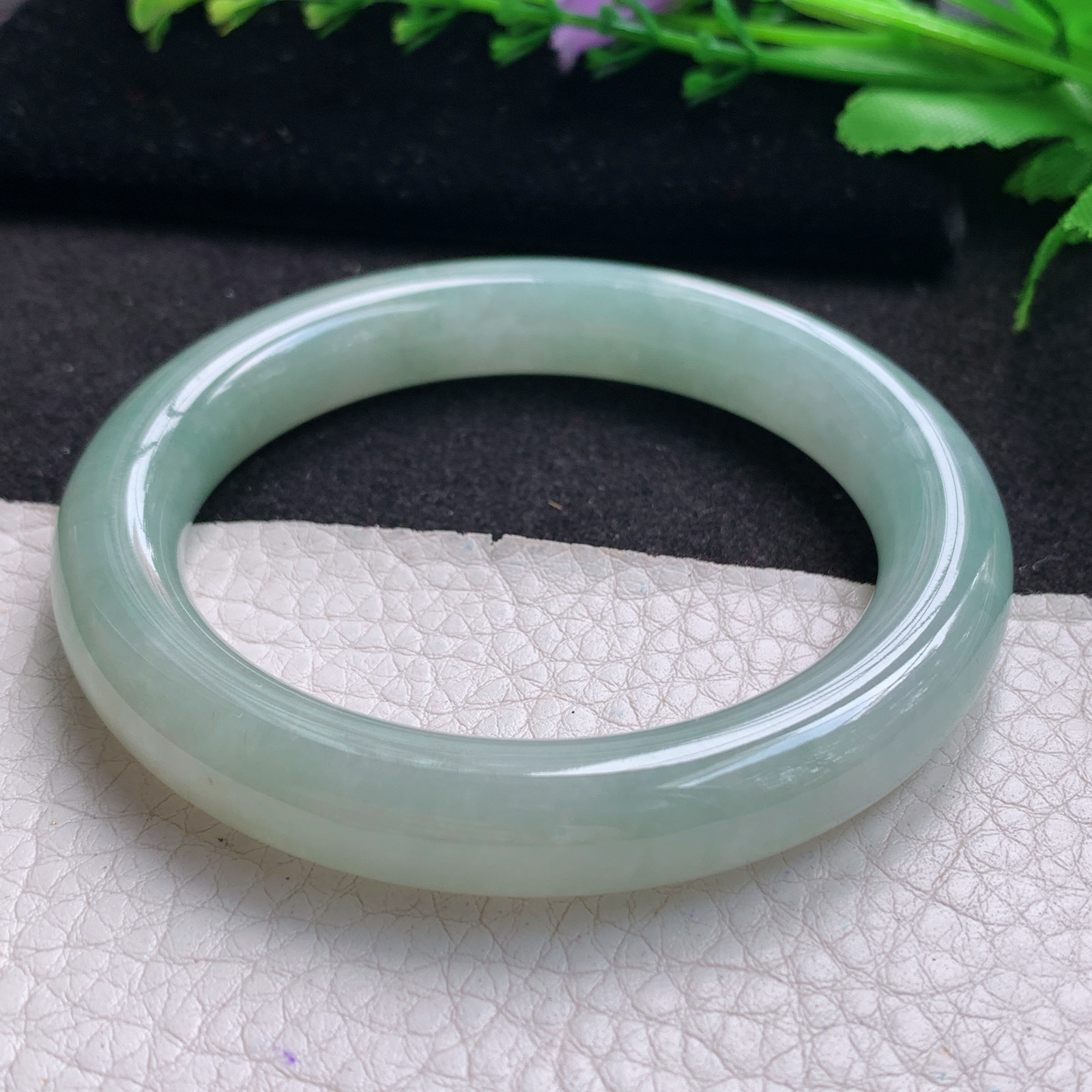 qh实拍55*10.5*10美人镯 缅甸翡翠A货玉手镯精美浅绿圆条玉手镯