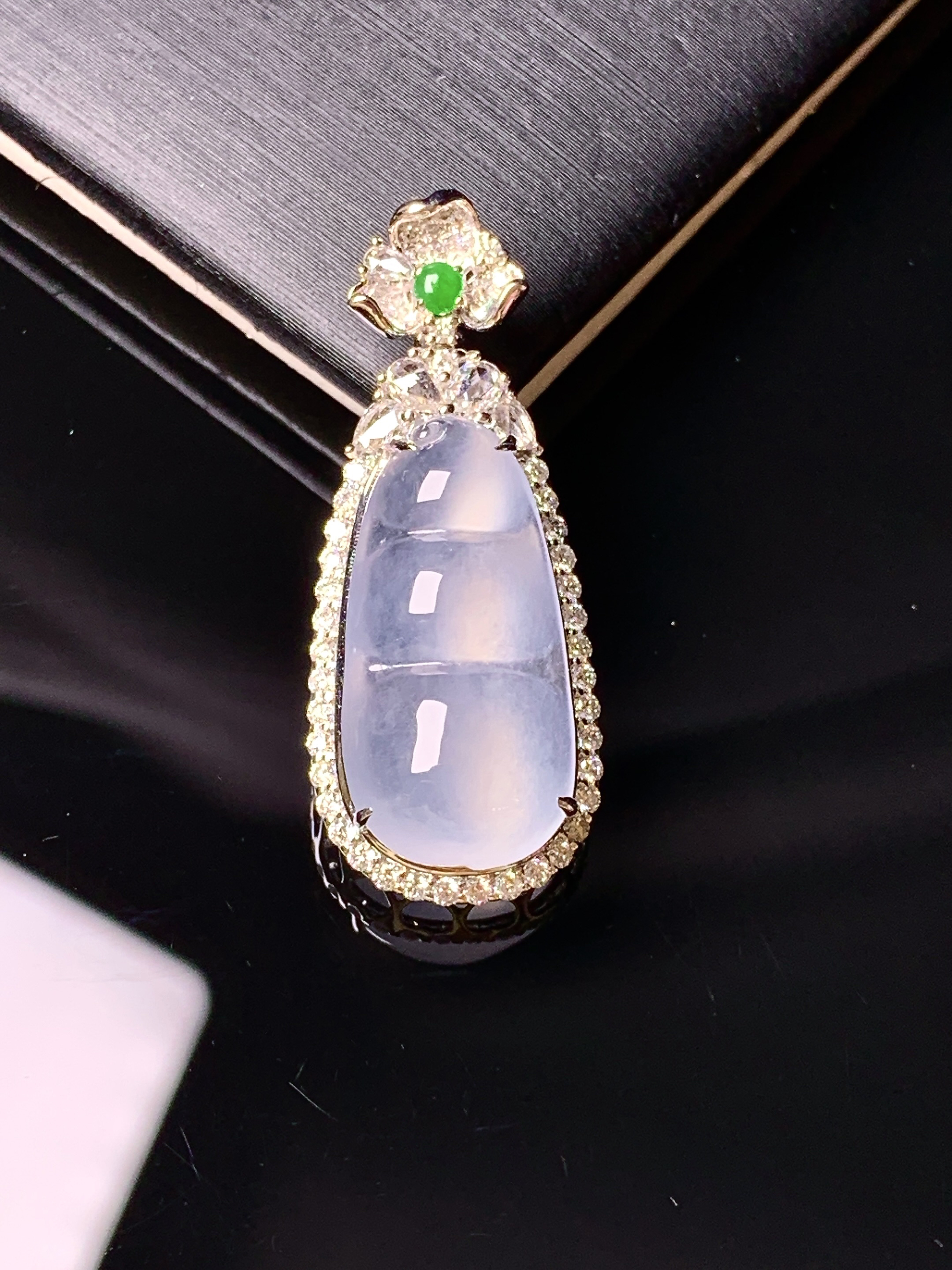 18k金钻镶嵌冰种四季豆吊坠 玉质细腻 色泽艳丽清新 水润亮眼 整体尺寸31.2*12.7*8f3