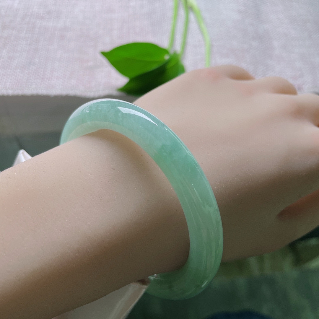 56.3/9.5，晴绿圆条，无暇