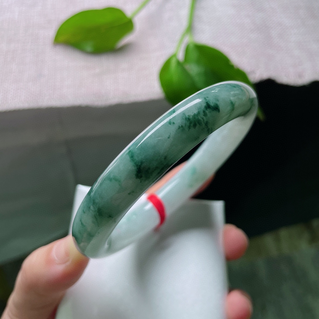 60/12.2，飘花圆条，大圈口，天然孤品，无两花色，戴出专属气质。珠圆玉润，完美