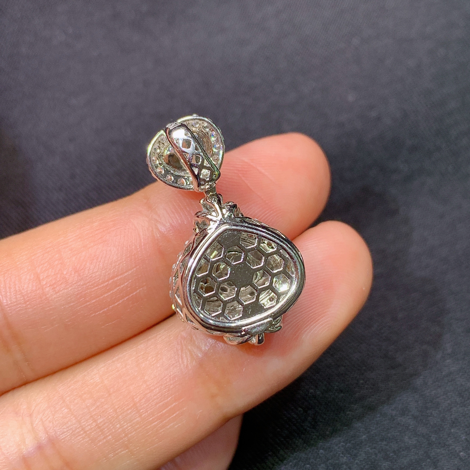 冰阳绿水滴吊坠，18k金镶嵌，冰润色阳，玉质细腻，种水足，Yh1 尺寸24.8*14.2*8.7