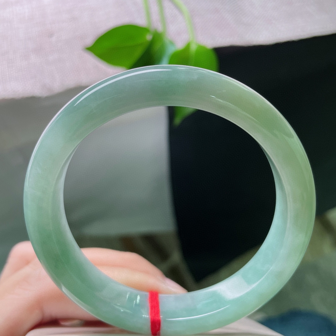 58.2/12.4/8.4，绿底正圈，细润，是不张扬的高级，衬得手腕白皙又雅致。完美，