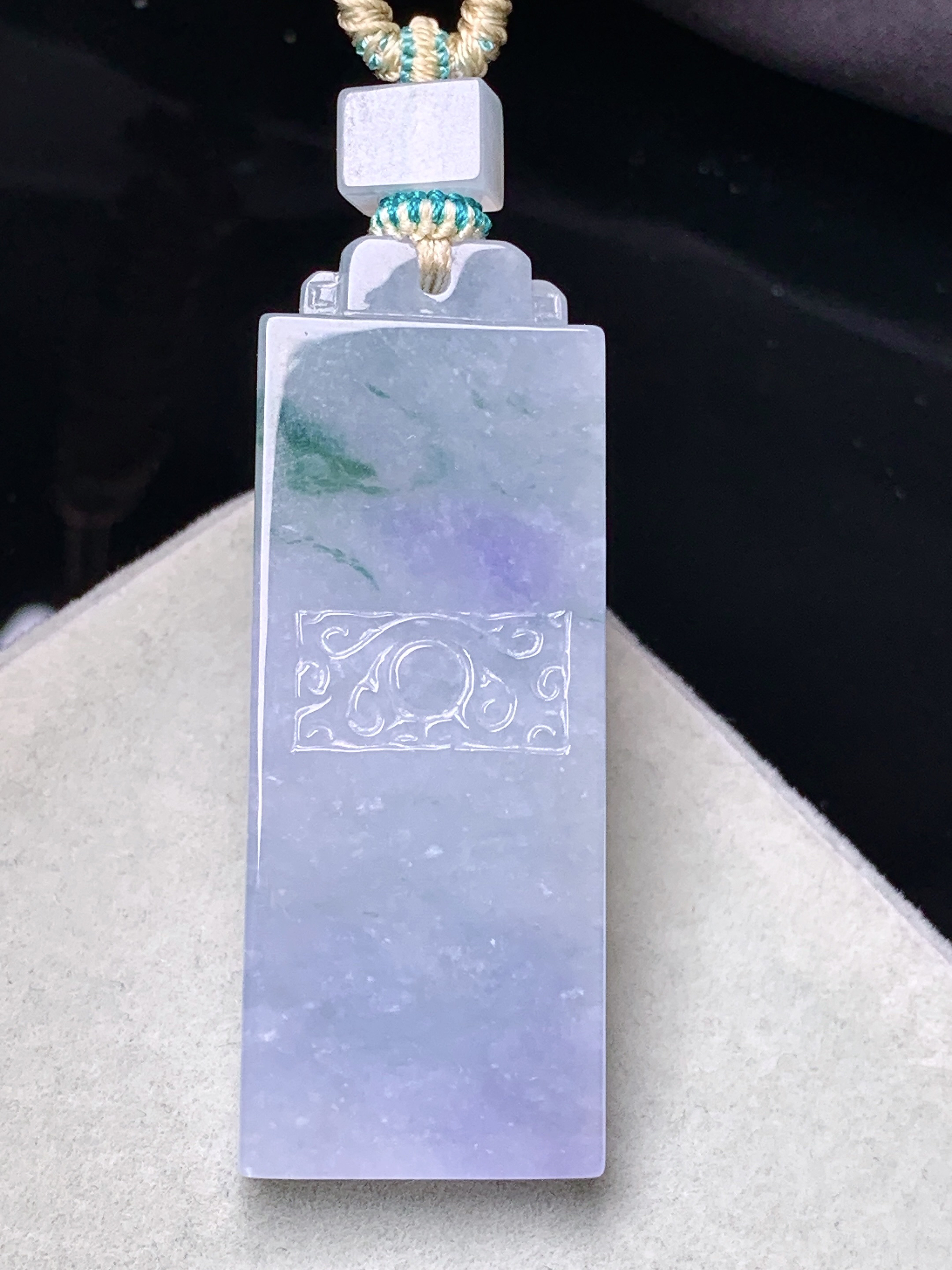 紫罗兰飘绿无事牌吊坠 玉质细腻 色泽艳丽清新 水润亮眼 整体尺寸47*17.8*5L1