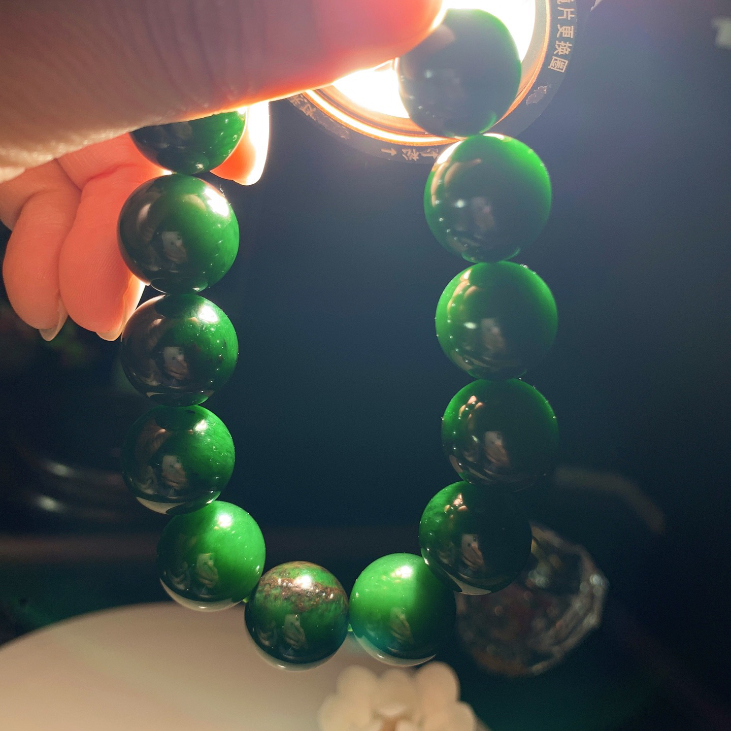 和田玉七号矿红皮料菠菜绿俄罗斯碧玉圆珠手串。单颗尺寸16！玉质细腻油润 底色纯净 脂粉好，品质好。lt260323