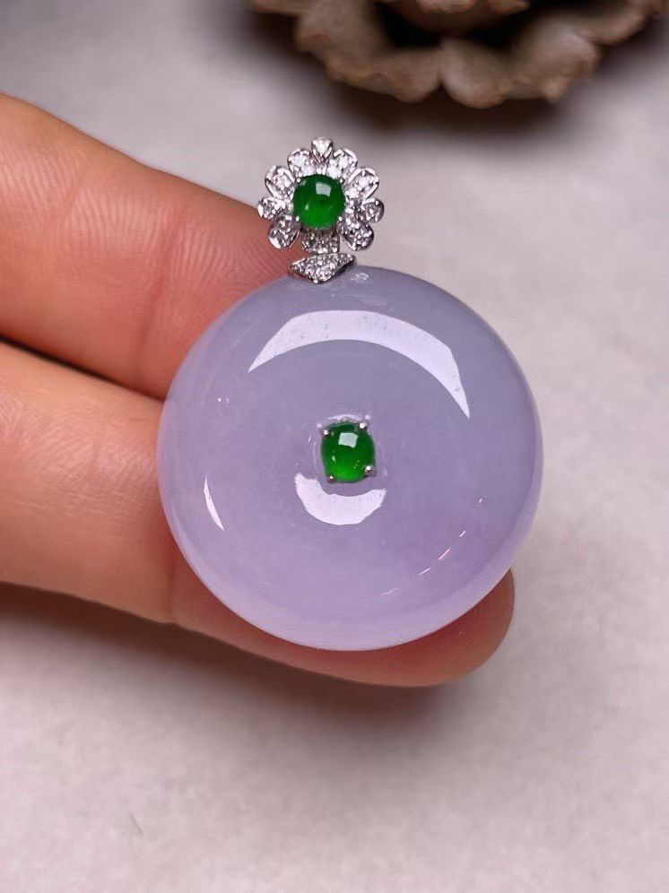 冰糯种淡紫罗兰平安扣吊坠、真金真钻镶嵌，种水好，玉质细腻 .裸石尺寸 24.2