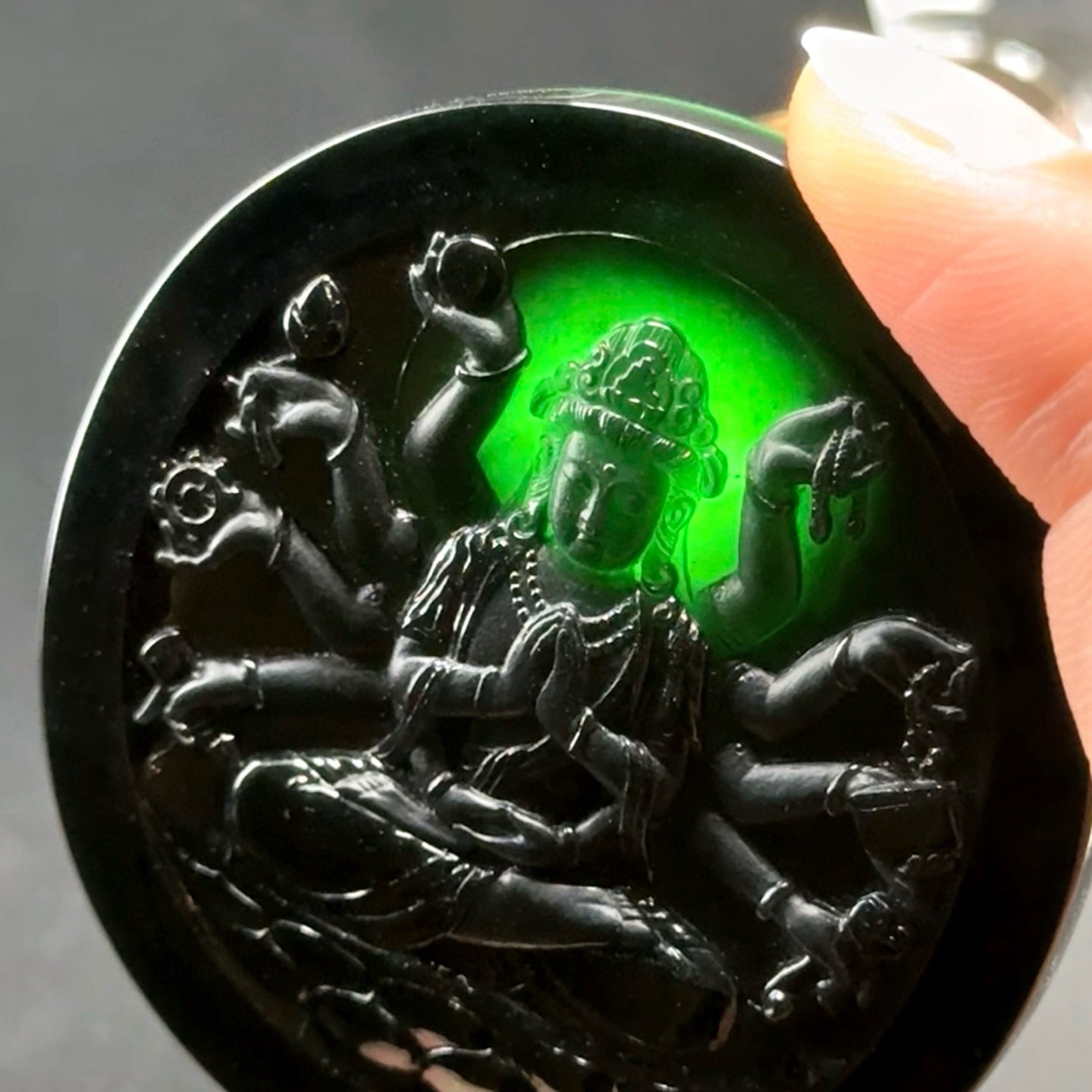 精品墨翠千手观音 种好色正 黑度极好 打灯通透 油性十足 尺寸55.5