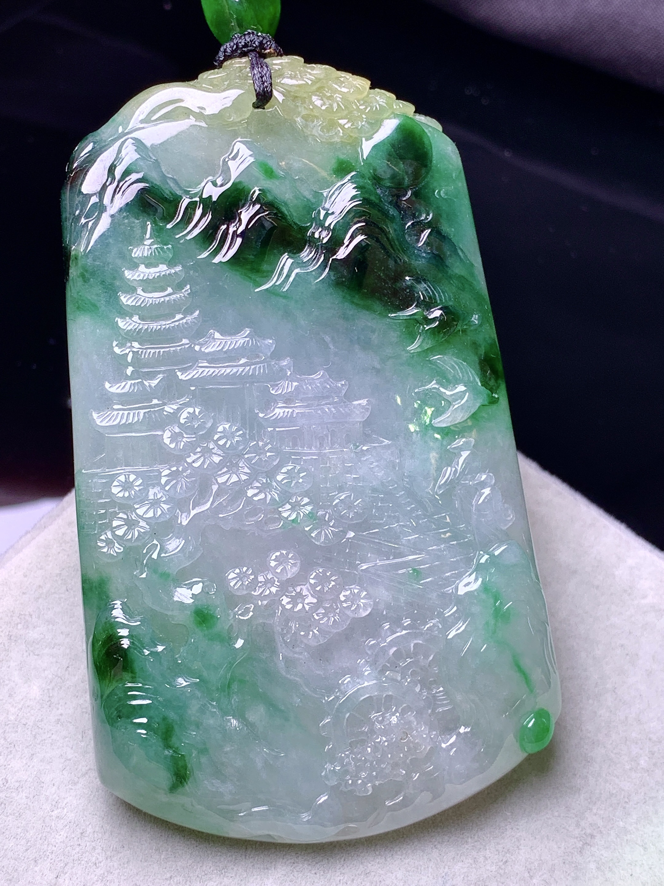 飘绿山水牌子吊坠 玉质细腻 色泽艳丽清新 水润亮眼 整体尺寸68.8*41.3*7.2L1