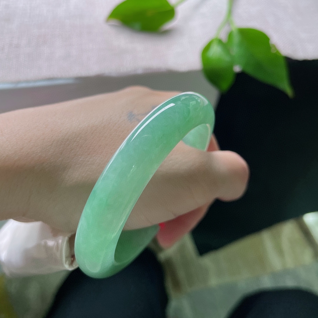 54.4/11.6/8.4，绿底正圈，满绿凝翠，一身贵气，低调却藏不住质感。棉线