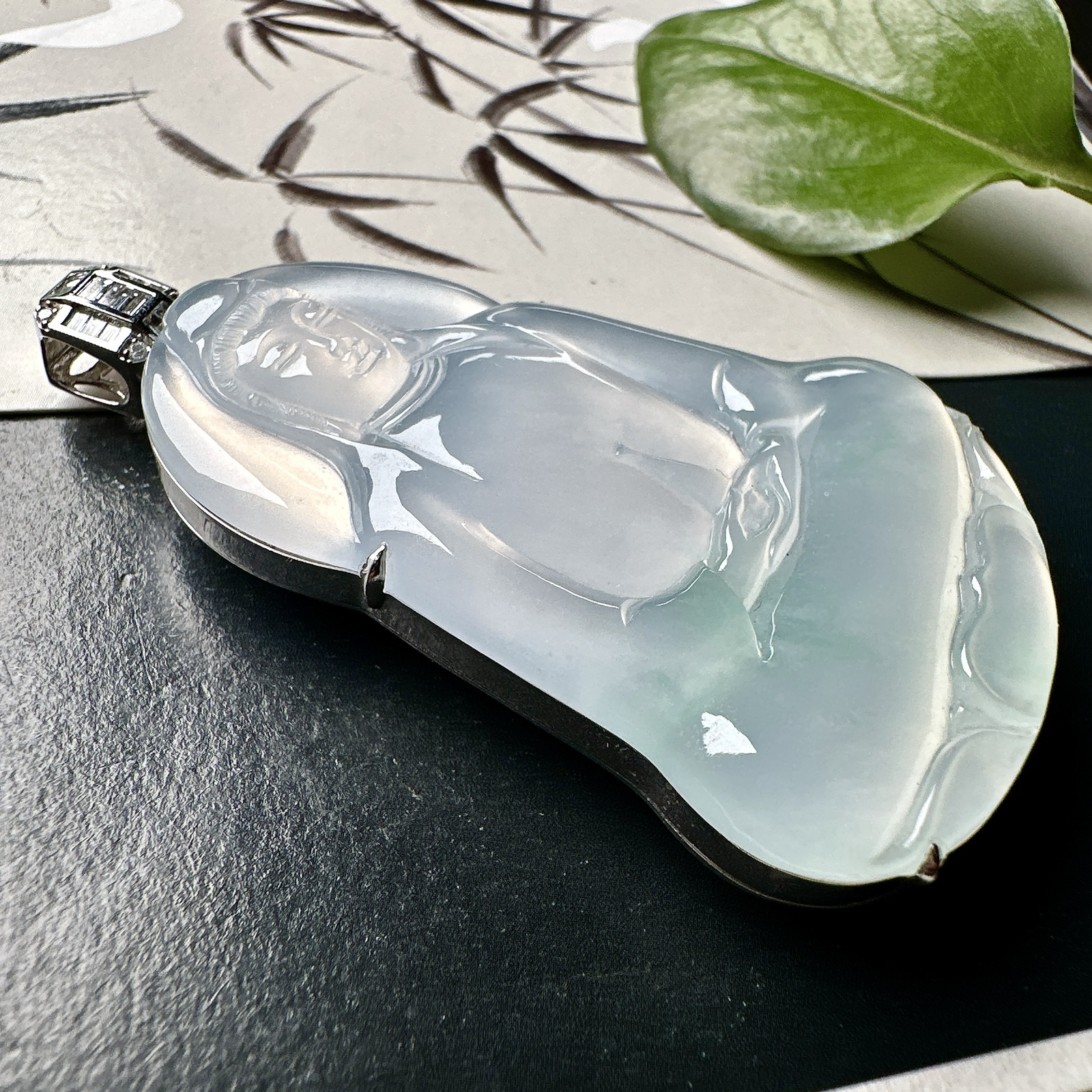 【冰种飘花素衣观音】质地细腻，通透度上佳，冰感十足，适合佩戴，收藏品质，18k金钻镶嵌，裸石尺寸54.5*37.6*4.8毫米