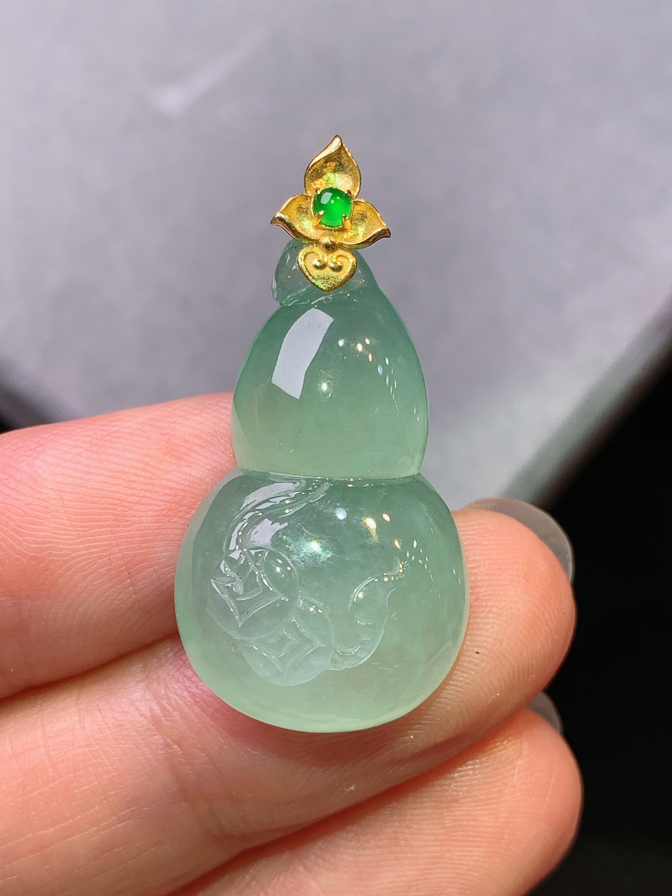 18k金镶嵌冰种晴绿葫芦吊坠 玉质细腻 色泽艳丽清新 水润亮眼 整体尺寸32.5*16.2*7m1
