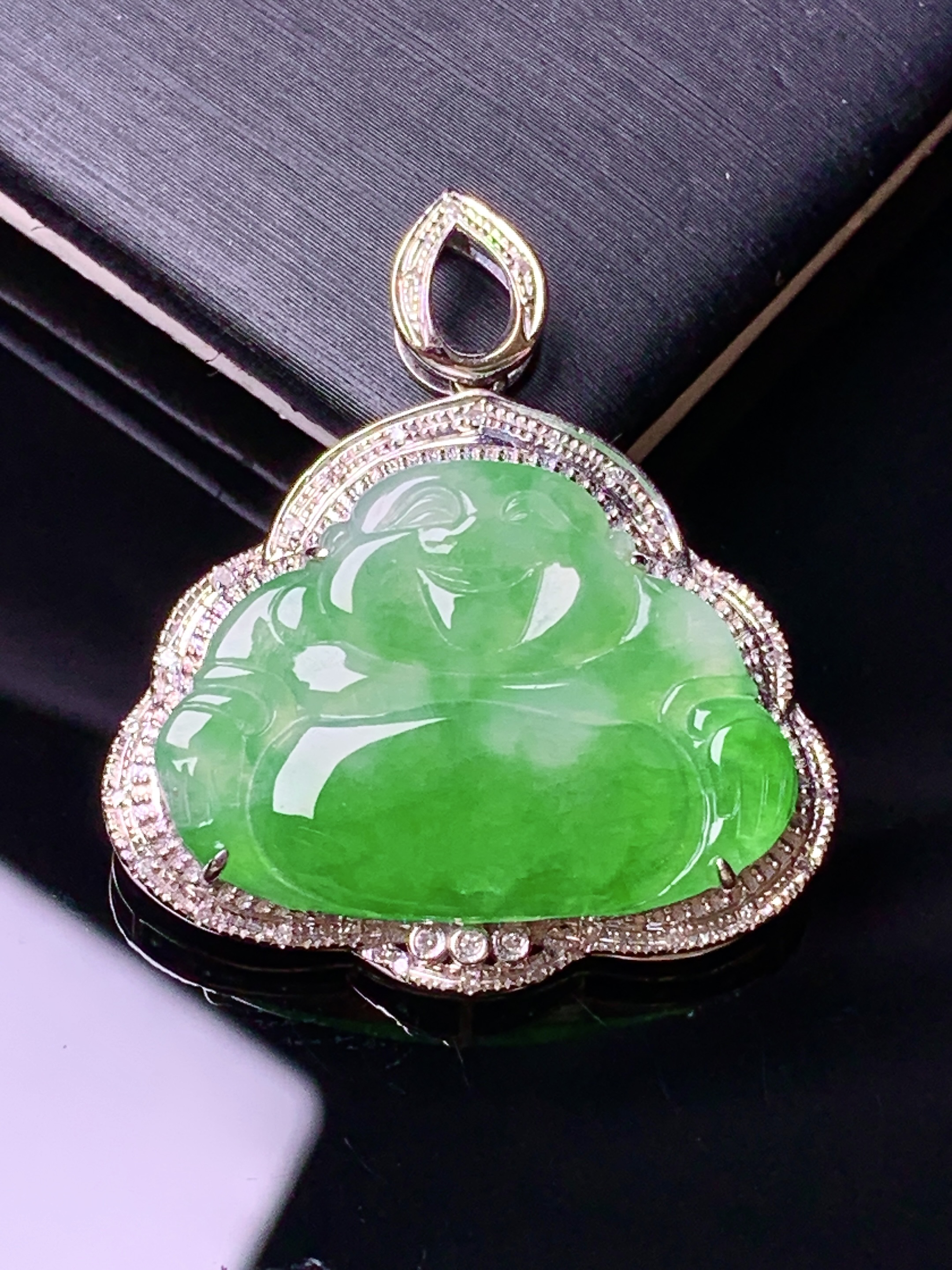 18k金钻镶嵌翠绿佛公吊坠 玉质细腻 色泽艳丽清新 水润亮眼 整体尺寸31*27.3*5.2zy