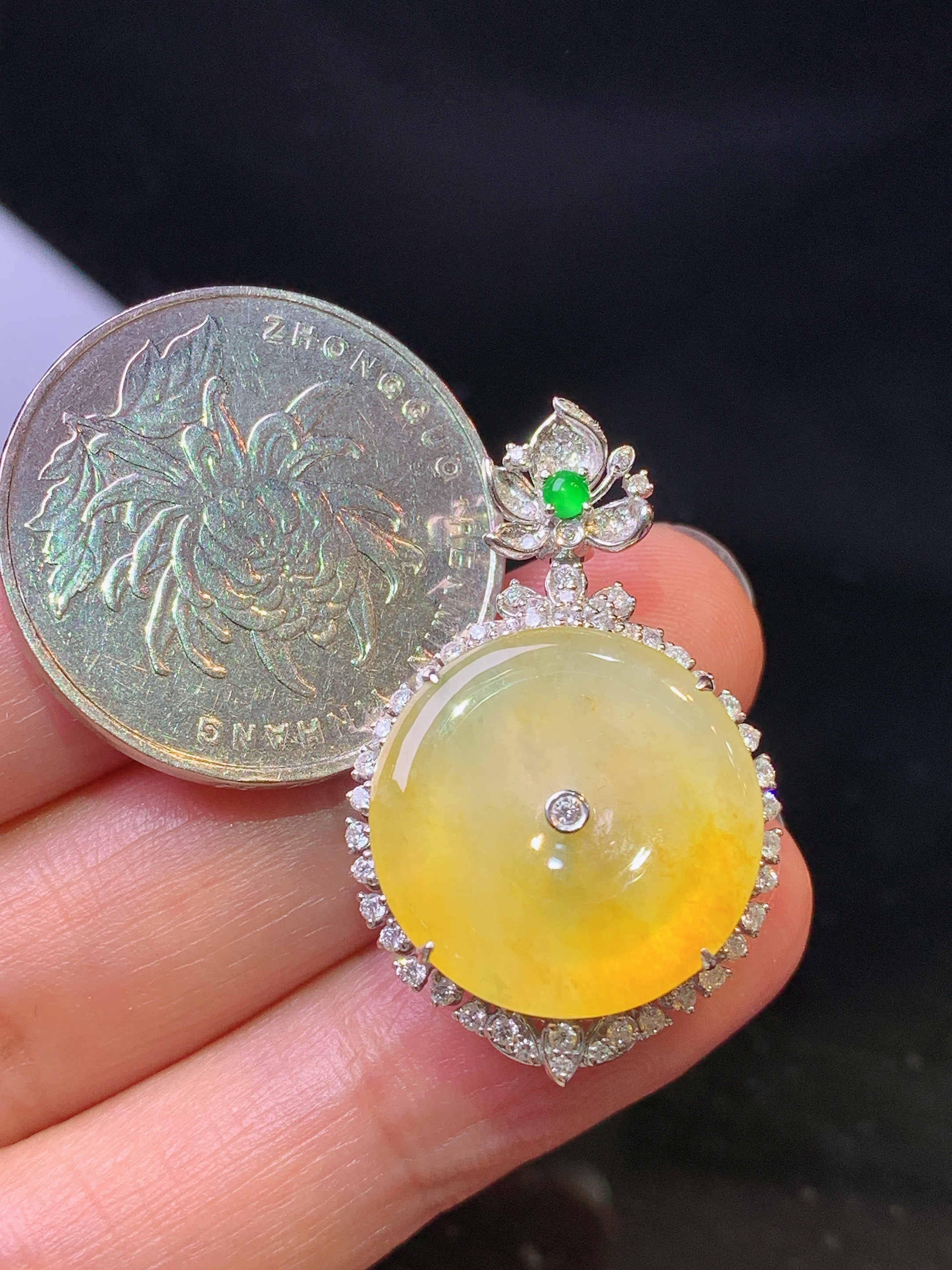18k金钻镶嵌黄翡平安扣吊坠 玉质细腻 色泽艳丽清新 水润亮眼 整体尺寸32*20.3*8.5b1
