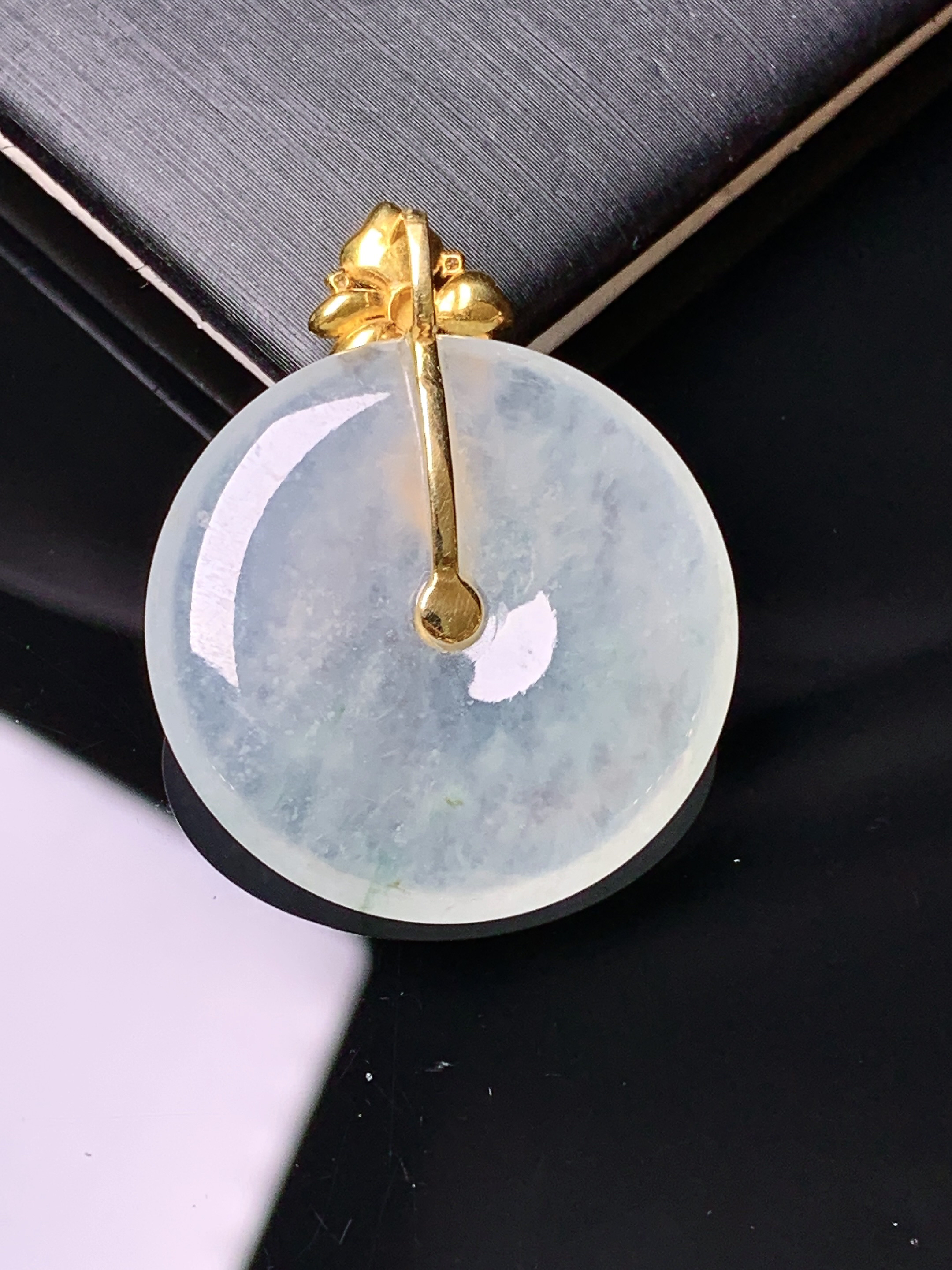 18k金钻镶嵌冰种平安扣吊坠 玉质细腻 色泽艳丽清新 水润亮眼 整体尺寸32.2*25.5*4.2zy