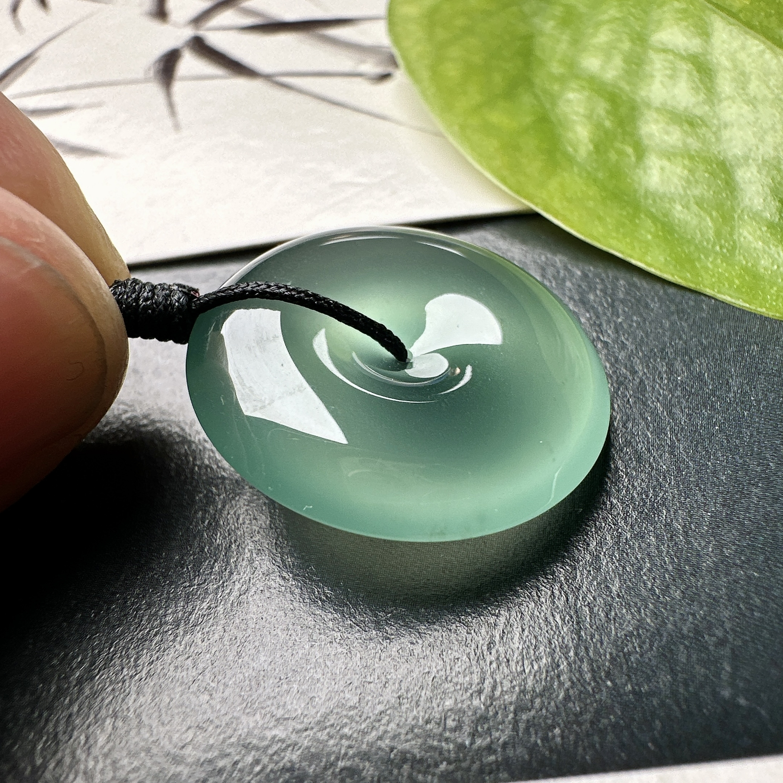 【冰种晴绿平安扣】质地细腻，品质很好，冰感十足，胶感明显，收藏品质