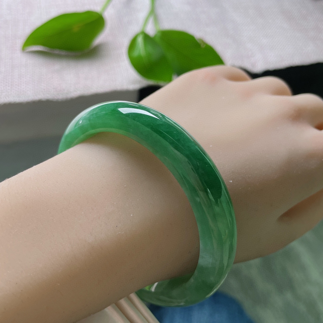 58.3/12.4/8.7，满绿正圈，绿得纯粹，艳得有质感。种老，细润，俏丽多姿，晶体