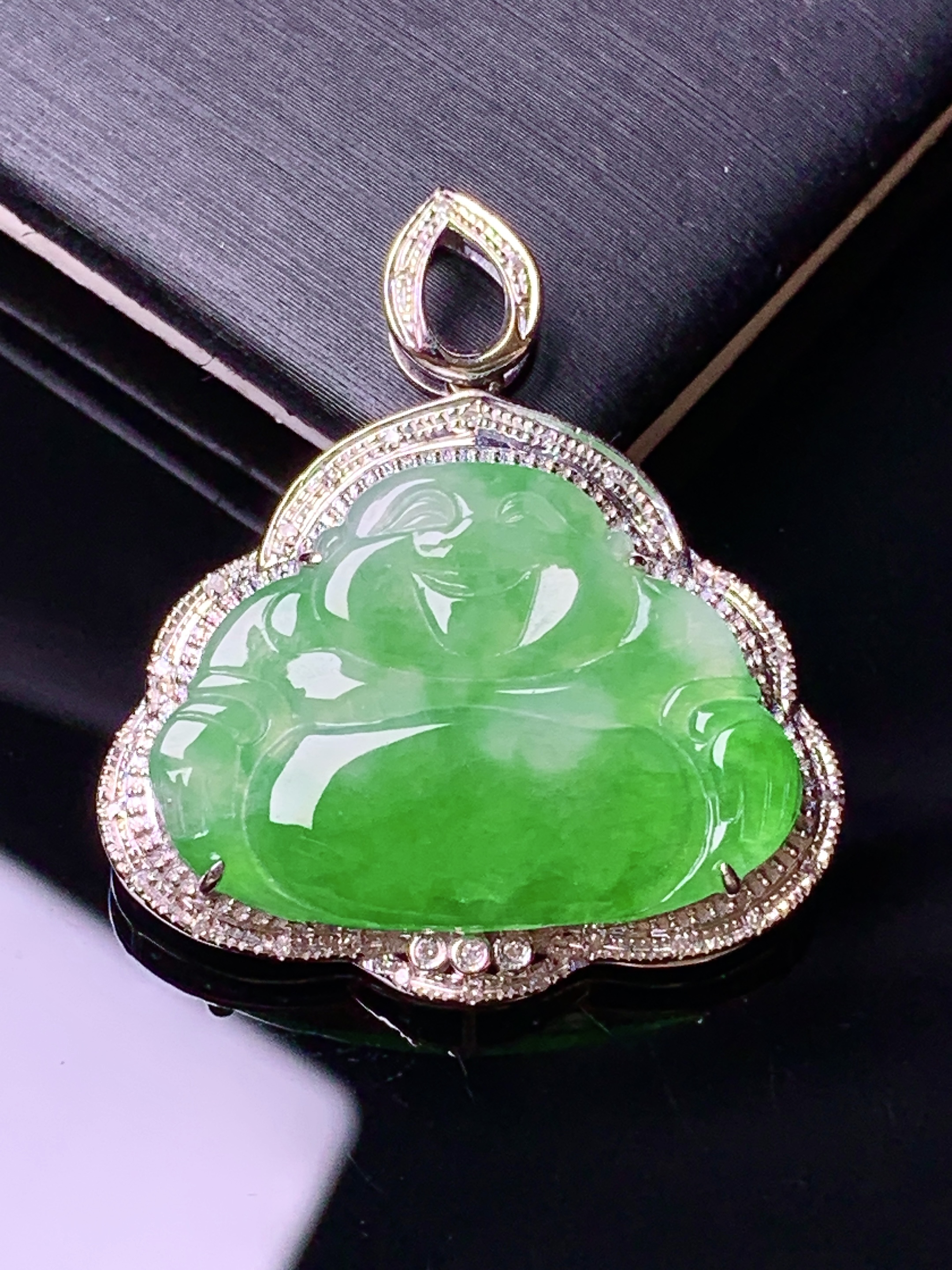 18k金钻镶嵌翠绿佛公吊坠 玉质细腻 色泽艳丽清新 水润亮眼 整体尺寸31*27.3*5.2zy