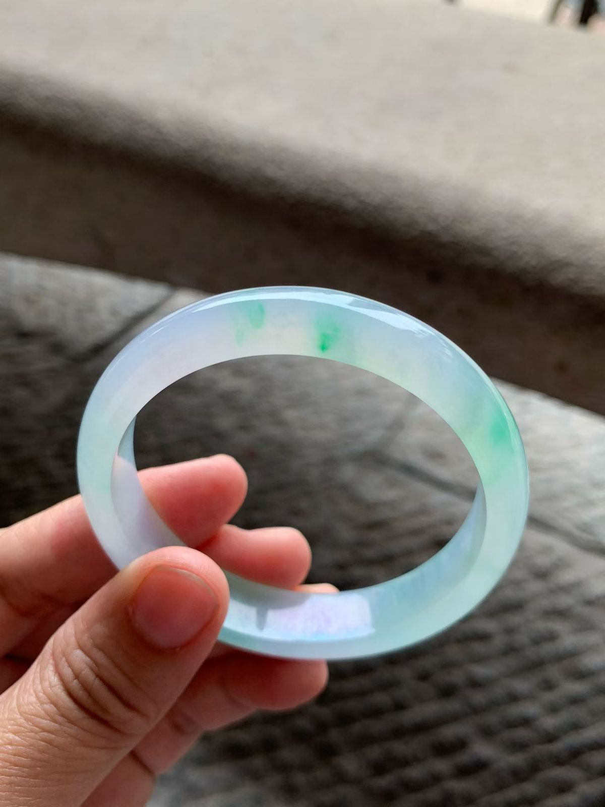 淡春彩正圈手镯尺寸55.8*12*7 老种通透，纯净细腻，胶感十足，紫绿相间，淡雅清新，上手灵气轻盈，清透感拉满！