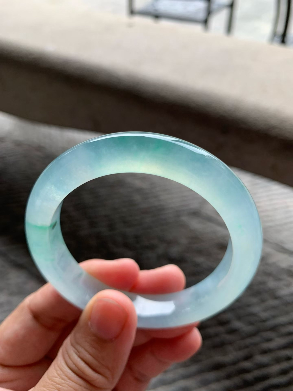 老坑飘绿花正圈手镯尺寸55*12*9 老坑种水，通透冰莹，清润水足，起光起胶，淡绿花色若隐若现，上手高贵又清冷！