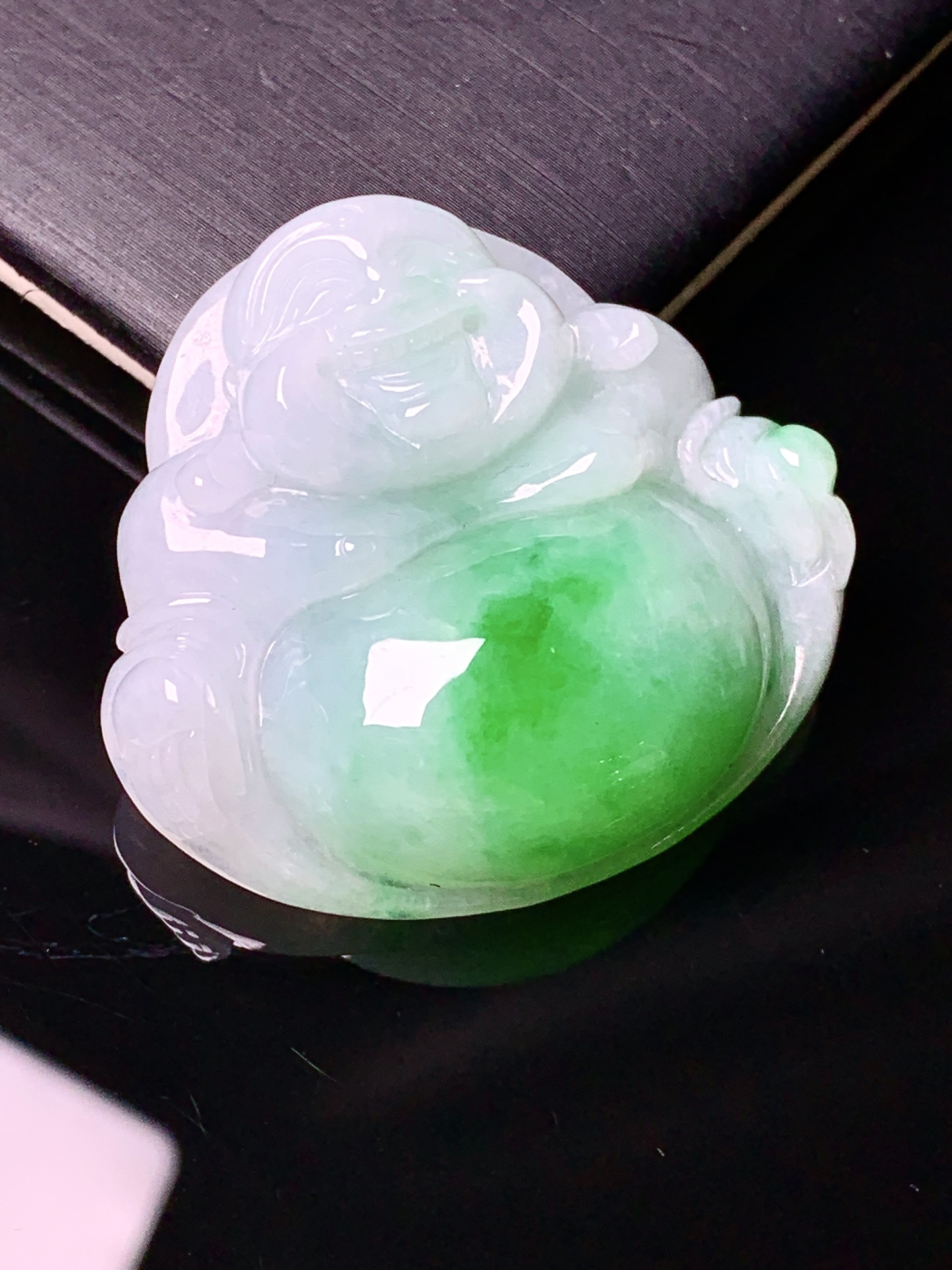 飘绿佛公吊坠 玉质细腻 色泽艳丽清新 水润亮眼 整体尺寸33.8*36.8*10.2x1