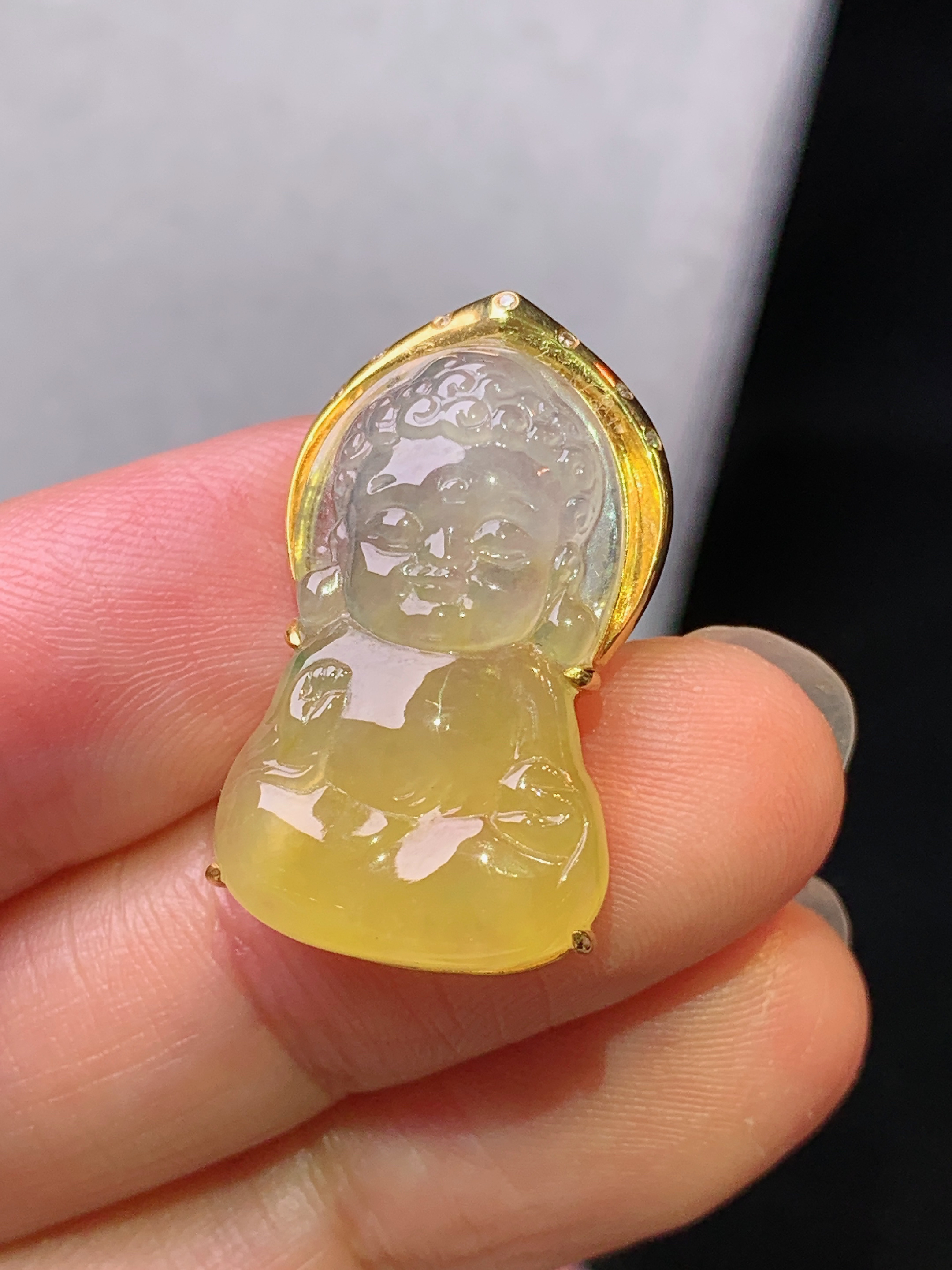 18k金钻镶嵌黄翡宝宝佛公吊坠 玉质细腻 色泽艳丽清新 水润亮眼 整体尺寸26*14.8*6.8m1