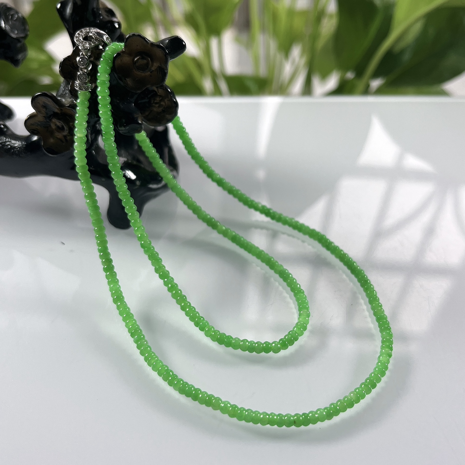 缅甸天然翡翠A货，卡3冰种满绿阳绿小算盘珠锁骨项链，尺寸：3mm/260颗，长度510mm，重量：10.18g