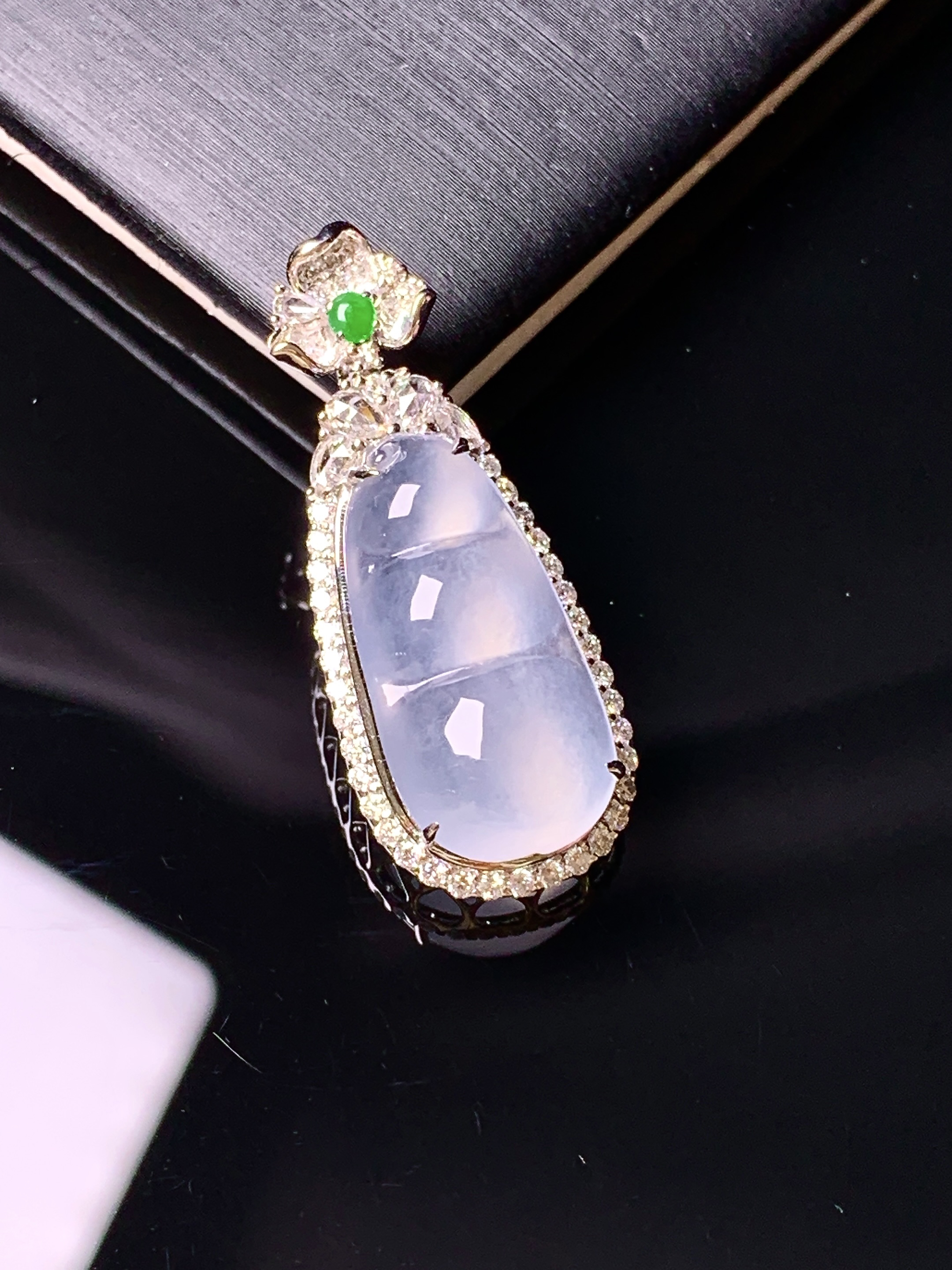 18k金钻镶嵌冰种四季豆吊坠 玉质细腻 色泽艳丽清新 水润亮眼 整体尺寸31.2*12.7*8f3