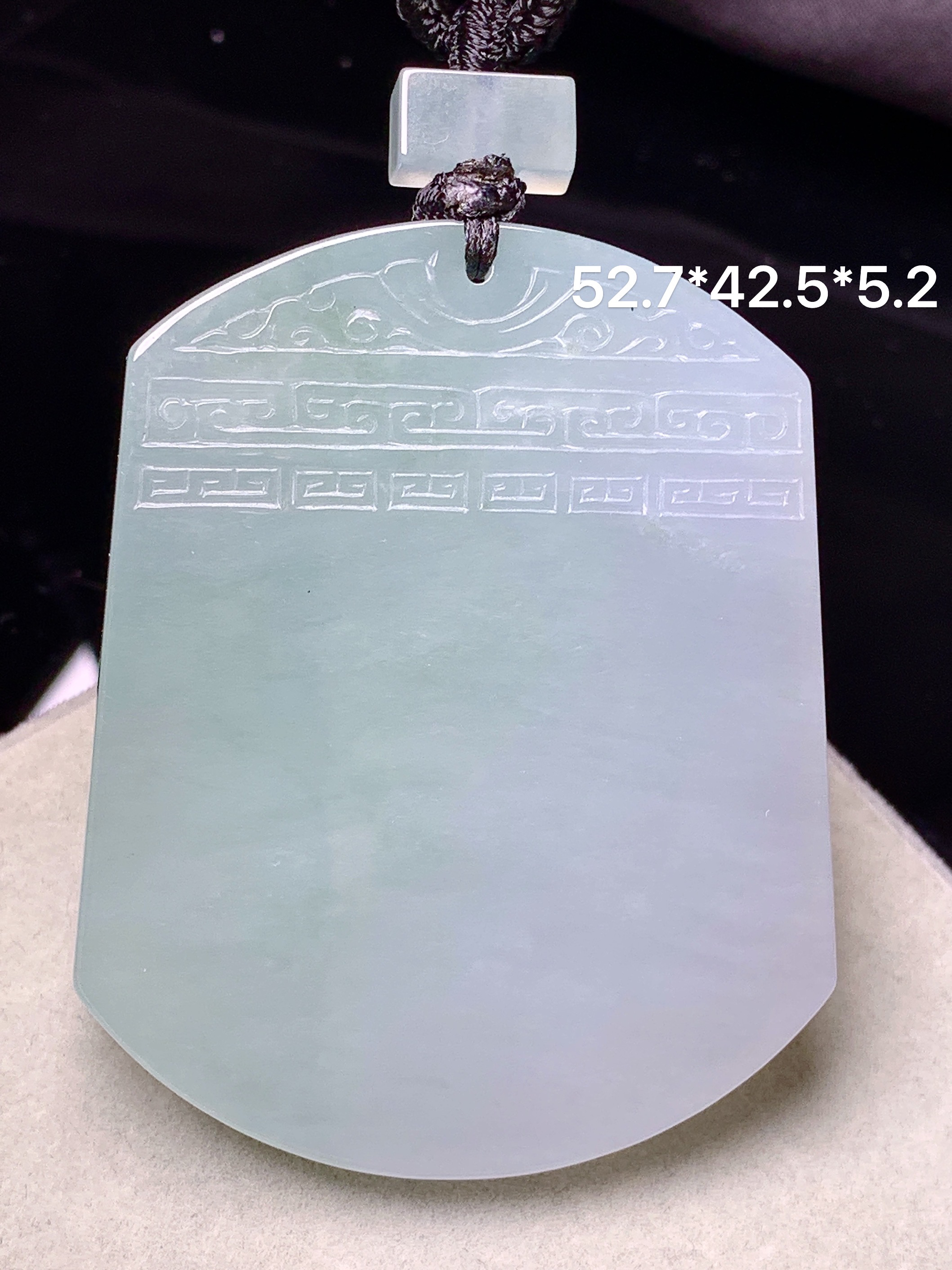 淡紫罗兰飘绿无事牌吊坠 玉质细腻 色泽艳丽清新 水润亮眼 整体尺寸52.7*42.5*5.2L1