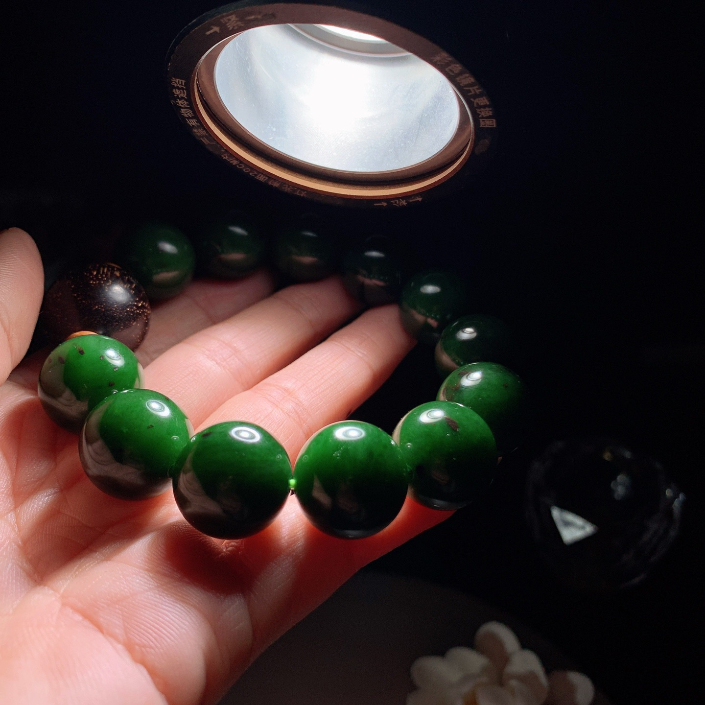 和田玉七号矿红皮料菠菜绿俄罗斯碧玉圆珠手串。单颗尺寸17重100.5克 玉质细腻油润 底色纯净 脂粉好，品质好。lt260323
