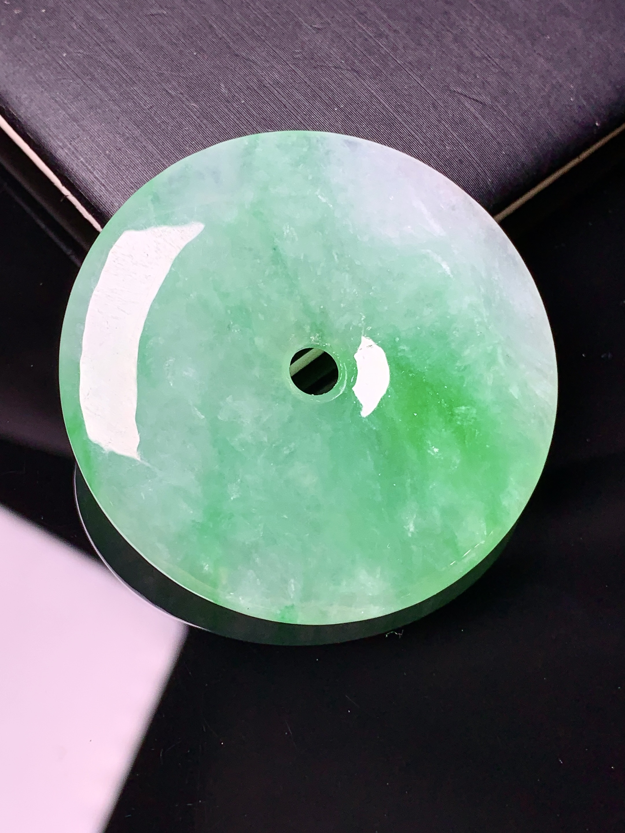 飘绿平安扣吊坠 玉质细腻 色泽艳丽清新 水润亮眼 整体尺寸39.5*6.2j3